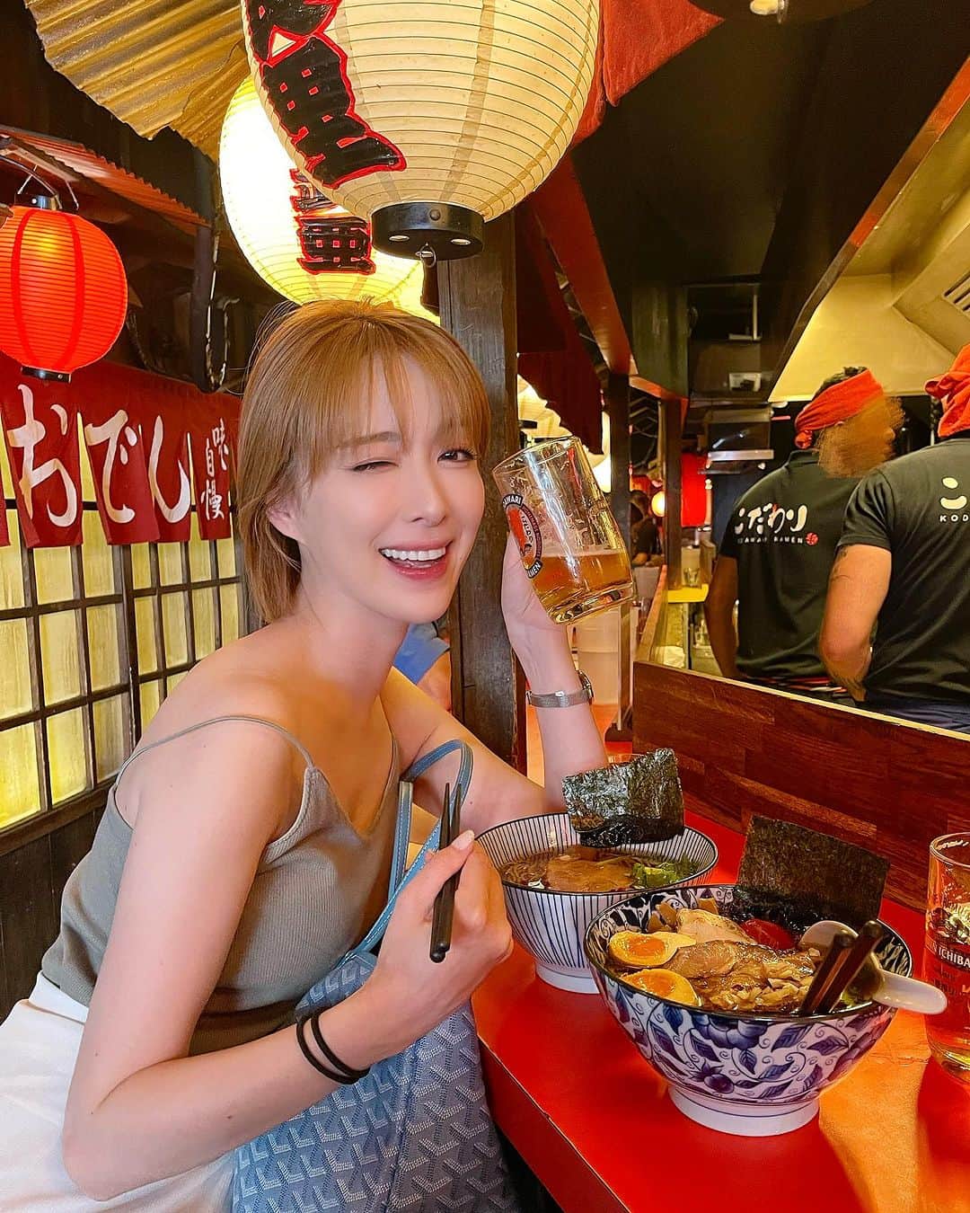 瀬戸早妃のインスタグラム：「Parisの人気ラーメン屋さんへ❤️🍺 インフレ&円安のダブルでめちゃくちゃ高級だけど大満足🇫🇷🍜🍥 どんなに素敵なフレンチを食べても、ラーメンやうどんや納豆ご飯が食べたくなる、日本人ですね🇯🇵🍚 干し梅持ってくればよかった🥹  #kodawariramen #こだわりラーメン #paris #france #パリのラーメン屋さん #行列の出来るラーメン屋」