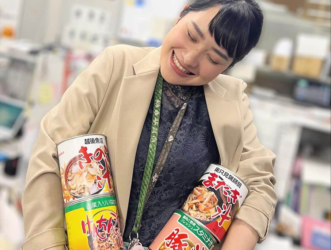 佐藤綾子さんのインスタグラム写真 - (佐藤綾子Instagram)「33歳になりました〜！！ 大嶋キャスターと吉永キャスターに、 あさって誕生日を迎える櫻田気象予報士と共に お祝いしていただきました🎁 オシャレでおいしそうなパスタ〜！🤤 毎年愉快にお祝いしてくれる 同僚の皆さんからも 便利で美味しそうな汁物〜！🤤🤤 喜ぶツボを知り尽くされているッ…！！ ありがたく大切にいただきます🙏❤️ 櫻田くんも一足早いけどおめでとうー！！ 生まれてきてくれてありがとうー！！ ⁡ 入社10年目、これまで誕生日は 選挙投開票当日だったり、 潜伏キリシタン遺産が世界遺産に登録されたり、 何かと節目に当たることが多かったですが 今年は梅雨らしく大雨に警戒する日でした。 あすまで一旦のピークを迎えます、 皆さんどうかお気をつけください。 ⁡ 33歳の佐藤も宜しくお願いします〜！！ ⁡ ⁡ #スーパーJチャンネル長崎 #ncc #長崎文化放送 #アナウンサー」6月30日 21時25分 - satoaya_ncc