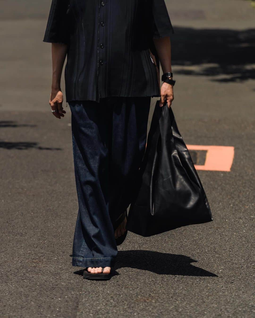 Ryoさんのインスタグラム写真 - (RyoInstagram)「Today's outfit🚶 暑くてサンダル引っ張り出しましたね🩴 @therow は、もう3年目。 文字プリントは禿げて見えなくなってますがお気に入りの1足。  今更ですが、新しくサンダル買い足したいところで いろいろ調べてます👀  eyewear : @yuichi_toyama_official  tops : @camielfortgens  pants : @the_clesste  shoes : @therow  bag : @co_courtneyorla   #clesste #yuichitoyama  #therow #camielfortgens」6月30日 21時25分 - ryo__takashima