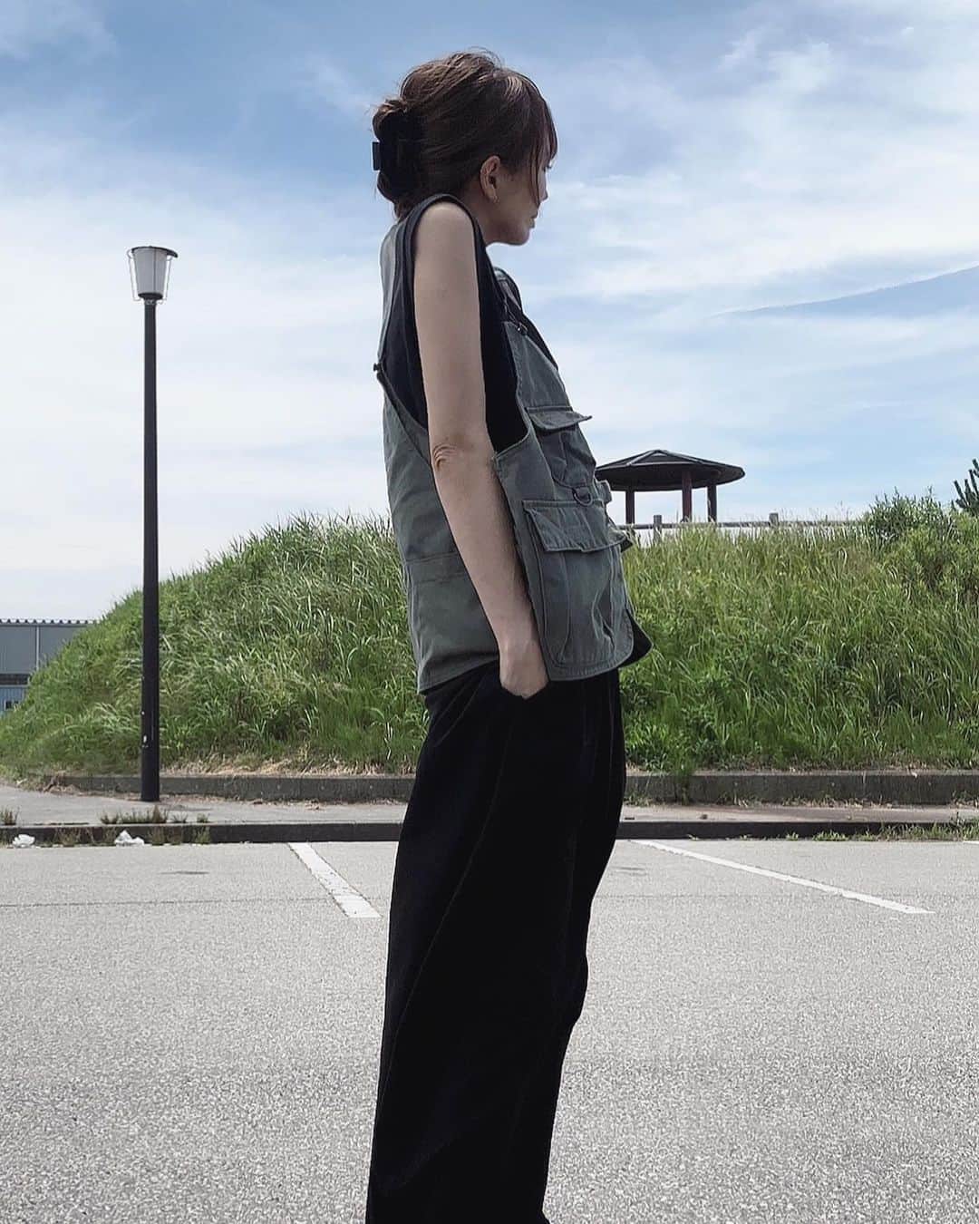 山本明果のインスタグラム：「⠀ ⠀ ⠀ ⠀ 🎣 ⠀ ⠀ 格好だけ一丁前 ⠀ ⠀ vest / #universaloverall pants / #seable shoes / #oofos  ⠀ ⠀」