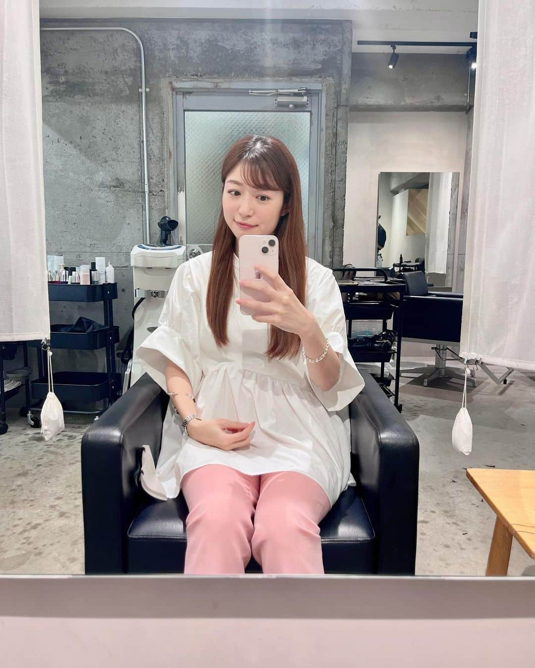 平山雅さんのインスタグラム写真 - (平山雅Instagram)「初ショート✌️ 30cm以上カットし、ヘアドネーションしました！  こんなに短くするのは初めてで、 きょうは会社で何人もの人に「だれかと思った…」と言われたのですが、自分自身も同じような気持ち。笑 この姿にまだ慣れておらず、 鏡を見るたびに、首に手をやるたびに、 わあ〜髪がない…🙄！とソワソワしています。 ただ、気分一新！ 見た目も気持ちもすっきりです！  New平山もよろしくお願いします✨  #ショートヘア #ヘアカット #イメチェン #ヘアドネーション #髪の寄付 #31cm以上の髪はウィッグに変身するそうです #伸ばした髪たちよどこかで活躍しておくれ🫶  #平山雅」6月30日 21時29分 - miyabi_hirayama114