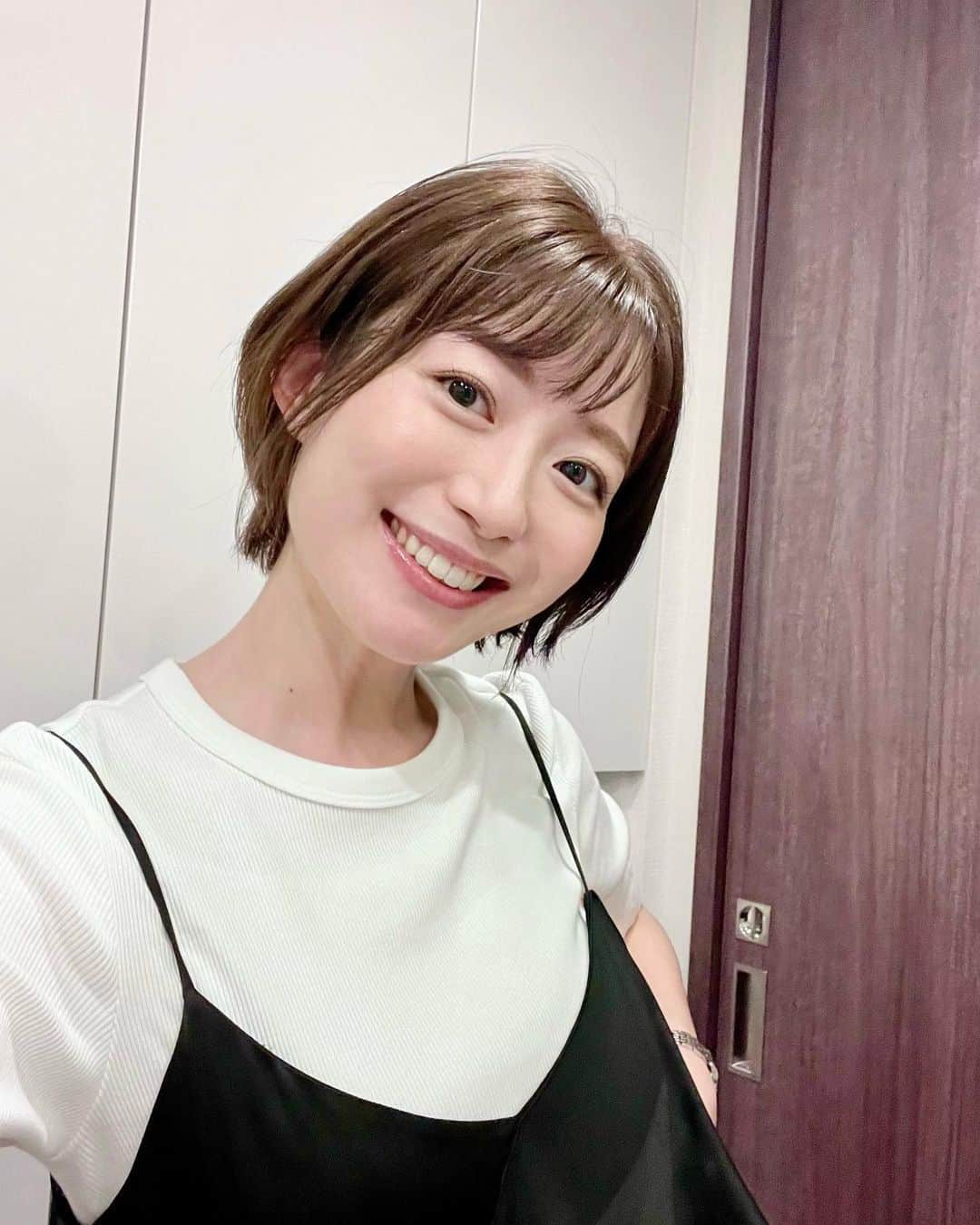 平山雅のインスタグラム：「初ショート✌️ 30cm以上カットし、ヘアドネーションしました！  こんなに短くするのは初めてで、 きょうは会社で何人もの人に「だれかと思った…」と言われたのですが、自分自身も同じような気持ち。笑 この姿にまだ慣れておらず、 鏡を見るたびに、首に手をやるたびに、 わあ〜髪がない…🙄！とソワソワしています。 ただ、気分一新！ 見た目も気持ちもすっきりです！  New平山もよろしくお願いします✨  #ショートヘア #ヘアカット #イメチェン #ヘアドネーション #髪の寄付 #31cm以上の髪はウィッグに変身するそうです #伸ばした髪たちよどこかで活躍しておくれ🫶  #平山雅」