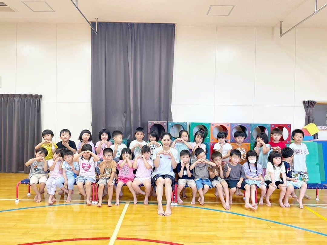 中川真依さんのインスタグラム写真 - (中川真依Instagram)「. 今週は小松市の13ヶ所の 保育園や幼稚園を訪れ  合計311人の子供たちと一緒に 運動しながら楽しい時間を過ごしてきました😆✨  もうすぐ1年生だと背伸びをしながらも まだまだ甘えん坊で素直な子供たち❣️ お礼にダンスやよさこい、太鼓などを 披露してくれる園もあり、 子供たちの魅力もたくさん感じてきました😻❣️  みんなと〜っても可愛かったです🥰 ありがとうございました❣️  これからもたくさん身体を動かして 健康で元気に成長していってほしいな💪😊✨  #小松市スポーツアドバイザー #年長さん」6月30日 21時31分 - maimai.47