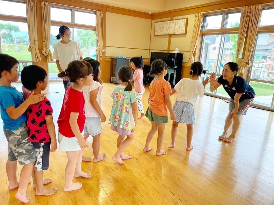 中川真依さんのインスタグラム写真 - (中川真依Instagram)「. 今週は小松市の13ヶ所の 保育園や幼稚園を訪れ  合計311人の子供たちと一緒に 運動しながら楽しい時間を過ごしてきました😆✨  もうすぐ1年生だと背伸びをしながらも まだまだ甘えん坊で素直な子供たち❣️ お礼にダンスやよさこい、太鼓などを 披露してくれる園もあり、 子供たちの魅力もたくさん感じてきました😻❣️  みんなと〜っても可愛かったです🥰 ありがとうございました❣️  これからもたくさん身体を動かして 健康で元気に成長していってほしいな💪😊✨  #小松市スポーツアドバイザー #年長さん」6月30日 21時31分 - maimai.47