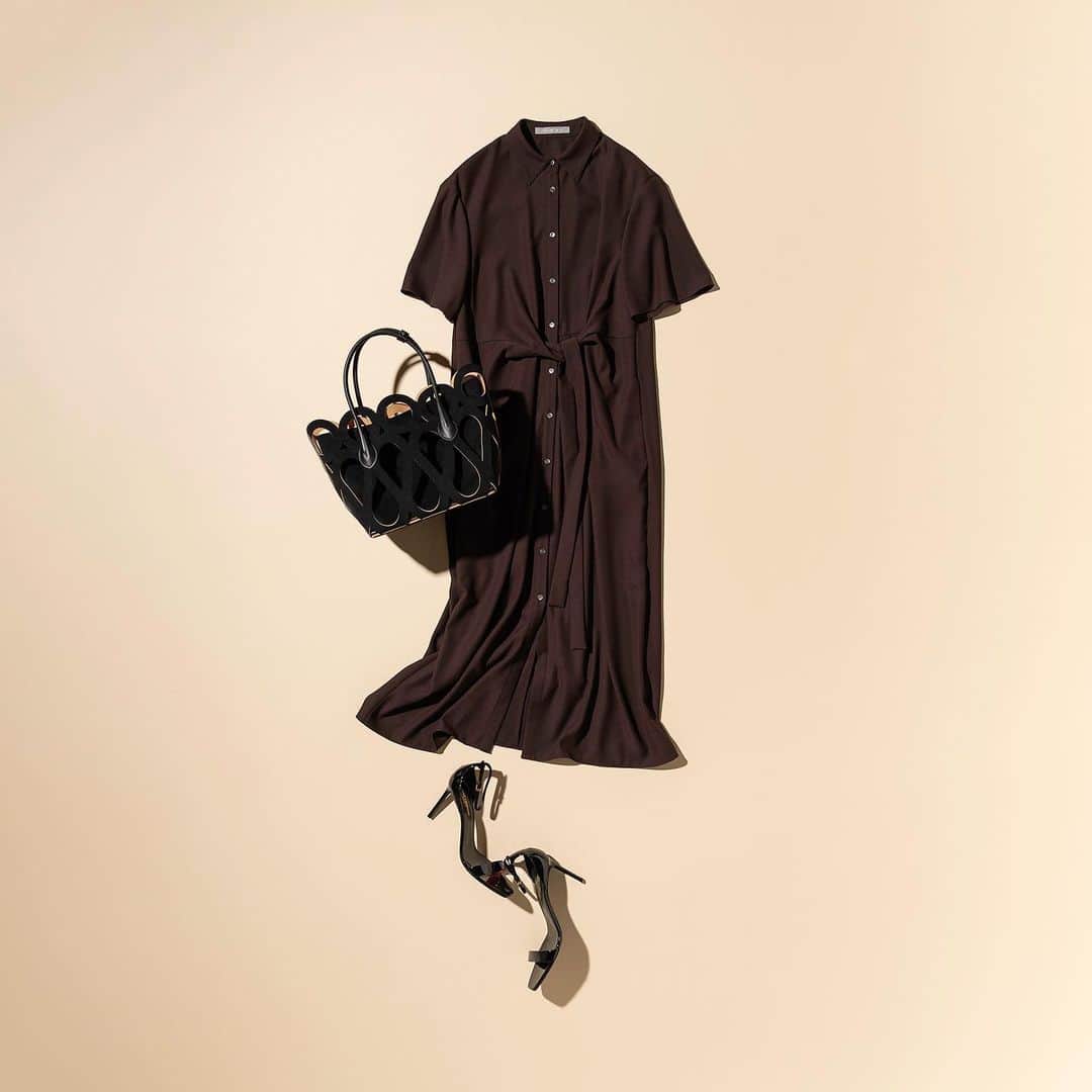 Theory luxe official account.のインスタグラム：「［JULY STYRING］  フロントのバイアスパネルから続くベルトが目を引く、ショートスリーブシャツドレス。  ソフトにウエストマークしたデザインで、フェミニンな雰囲気を演出。 カジュアルからきれいめまで幅広いスタイルにマッチする一着です。  しなやかなドレープ性があり、着心地も良い2WAYストレッチ素材を採用。 適度なふくらみ感とドライな風合いがあり、裏面はサテンのさらりとした肌触りで暑い時期にもおすすめです。  #theoryluxe #セオリーリュクス #夏コーデ #サマードレス #シャツワンピース #シャツワンピ #ダークブラウン」