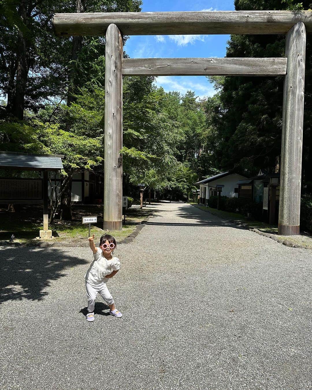 篠田麻里子さんのインスタグラム写真 - (篠田麻里子Instagram)「10年ぶりにリゾナーレ八ヶ岳🌻 夏休み前のお値段が良心的なこのタイミングで😆 【お得にお泊まり♡】 早めの夏休み旅行🚗 10年前に友達の子供達と行ったぶりのリゾナーレ八ヶ岳、とにかくプールが楽し過ぎて、改めて最高だった✨ ottosetteイタリアンは子連れで行けて美味しい上に、塗り絵やらスタッフさんがとっても親切でアットホームなお店、最高過ぎました♡ カッペリーニが美味し過ぎて🫠 忘れられない...  波のプールは終始はしゃいで疲れました😆‼️  子供のおかげでたくさん楽しい所に行けて色んなものが知れて本当にありがたい♡  ゆずさんの聖地身曾岐神社も参拝🙏して八ヶ岳満喫✨  プール後帰りの運転は、睡魔が怖くて太ももを叩きながら無事帰宅☝️  いやぁ思い切り楽しんだ✌️ 明日から7月‼️もっと楽しもう😘  #リゾナーレ八ヶ岳#3歳お出かけ#ワンオペ旅おすすめ#上半期締めくくり旅」6月30日 21時31分 - shinodamariko3
