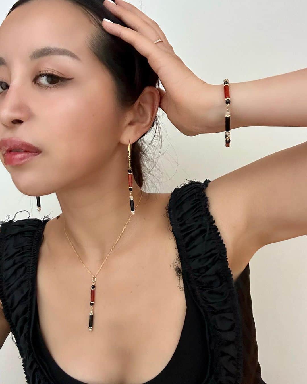 PINKYのインスタグラム：「NEW✨Amate bijou 2023 summer collection -vacances line- ☀️  6/30(金)💫本日より受注販売を開始しました。  天然石をちりばめたバカンスにぴったりなコレクション。 　 爽やかでありながらも豪華で上品なデザインが貴方の魅力を引き立てます。  カジュアルからドレスアップまで様々なシーンにマッチするブレスレット、ピアス/イヤリング、ネックレスを是非ご覧くださいませ🙏✨  ※ウェブサイトには @amate_bijou プロフィールや、@shanti_pinky_shanti ストーリーズ、YouTube概要欄などからアクセスすることができます。  Amate bijouのアクセサリーが皆様のお守りとなり、幸運を引き寄せますように🙏❤️✨ 　 #Amatebijou #アマテビジュー  -配送・お問い合わせにつきまして- ※商品は受注販売となります。職人が一つ一つ手作りで作業を行なっている為、決済完了から1〜2週間ほどのお届けとなります。 ご了承くださいますようお願いいたします。 　 ※ご不明な点がございます場合は、ウェブサイト内のCONTACTよりお問い合わせをお願いいたします。 インスタグラムのメッセージでのお問い合わせはご返信が出来かねますのでご了承ください。」