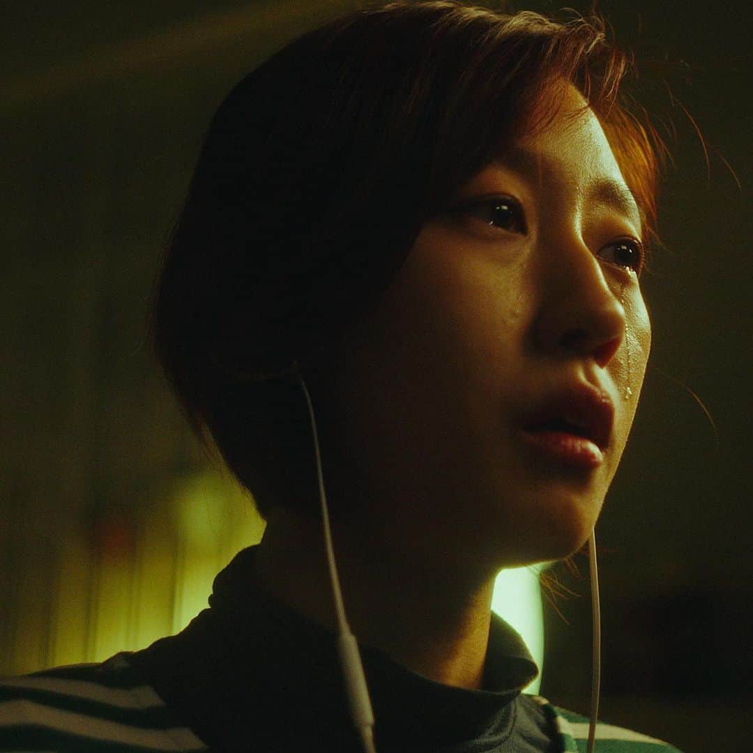 バーティ・ギルバートのインスタグラム：「last night, dearest @tomrosenthal1 hosted a small gathering for esteemed members of the one dead parent club™. it was entirely lovely and as a result, i couldn't help but reflect on the music video we made together a few years back - my life is a song for you. still one of my absolute favourite things i've ever made. just wanted to share it again x」