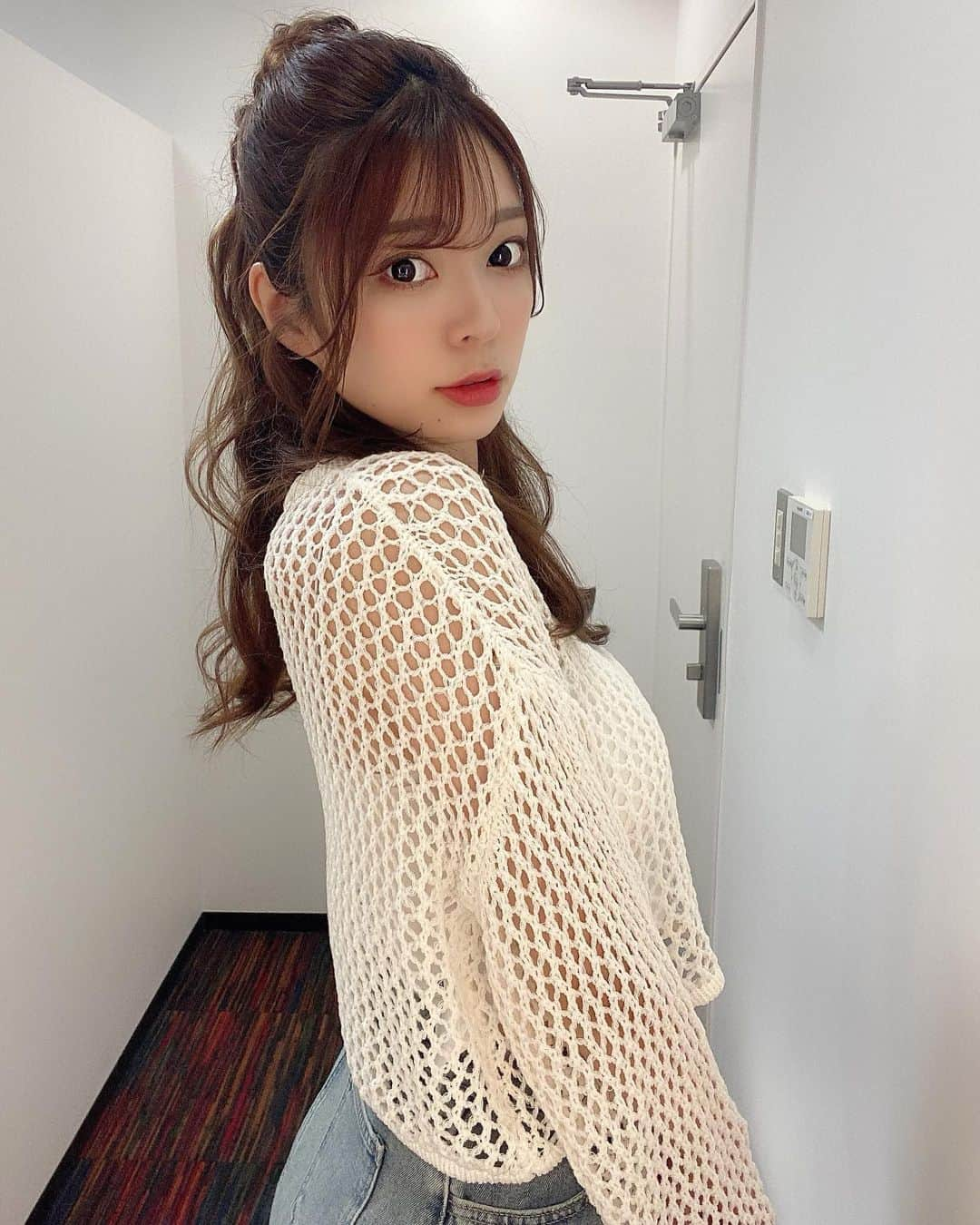 原満莉菜さんのインスタグラム写真 - (原満莉菜Instagram)「『クロちゃんとクルーちゃん2nd』#13 ABEMA生放送ご視聴ありがとうございました📺🚤❣️  なんとしてでも順位あげないと…😢きゃー  今日の衣装はアミアミに、髪の毛はハーフアップお団子にしてもらいました🍡」6月30日 21時44分 - marina_serizawa