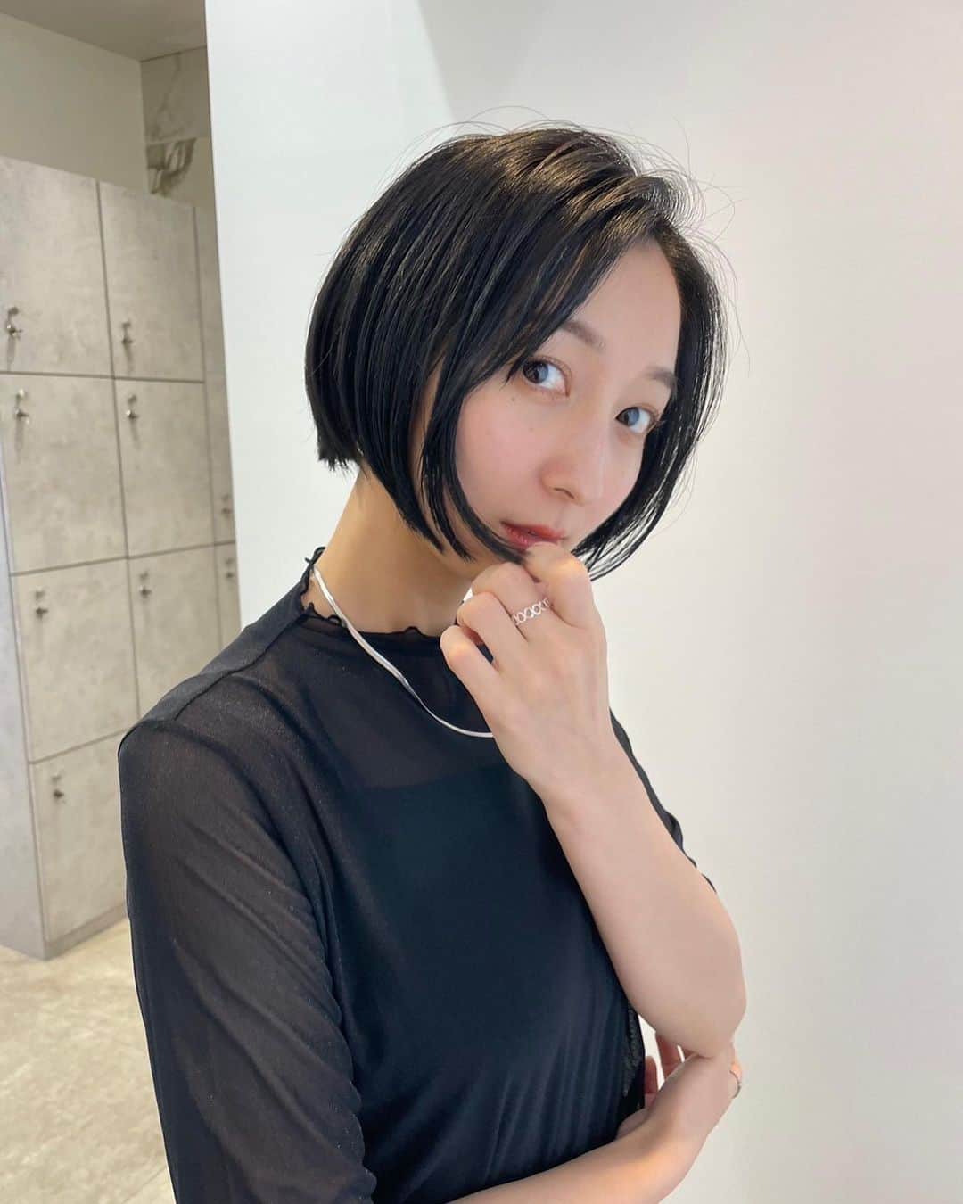 飯田里穂のインスタグラム：「hair change🪮  いつもお世話になっている 八杉さん @yasugi_eriko  フリーになられてから 初めてお店におじゃましました。  今まで居た環境から 新たな一歩を踏み出して挑む姿すごい！ かっこいい！  これからも応援しております。  いつもありがとうございます🩵  #ショートカット #ショートボブ #ミニボブ #hairstyle」