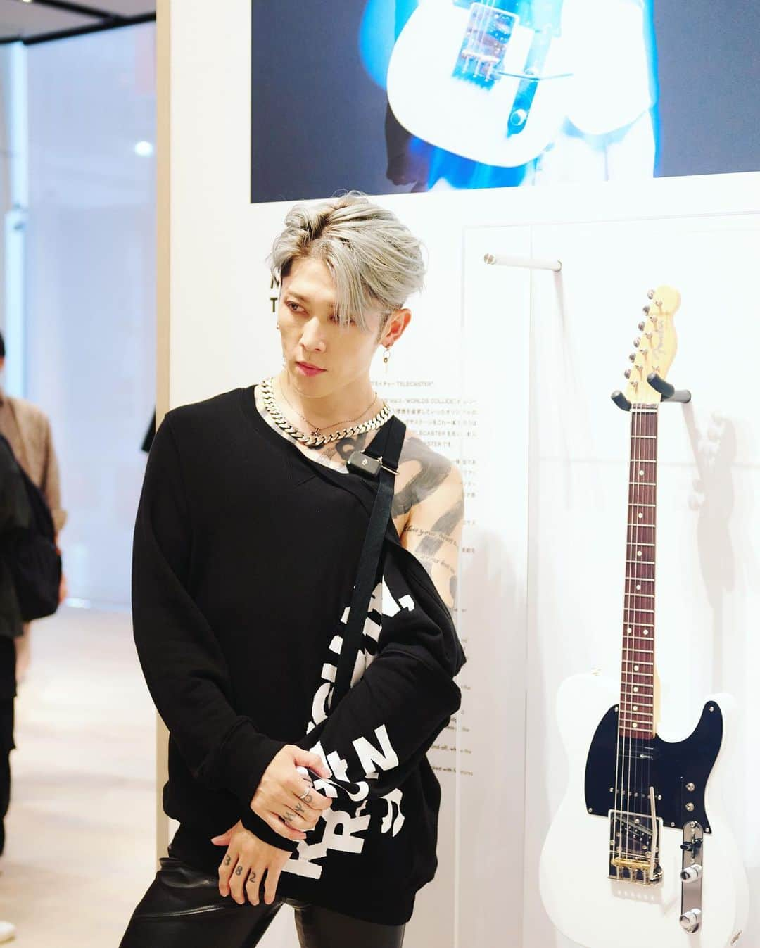 雅-MIYAVI-さんのインスタグラム写真 - (雅-MIYAVI-Instagram)「MIYAVI Telecaster in the house.  To see my very own guitar showcased at the official Fender flagship store is beyond surreal.   I am overflowing with gratitude for the opportunity to spread my musical wings and soar high. Forever thankful for this incredible journey. Thank you @fender @fender_jp   Also a big salute to all the legendary Fender players who have paved the way, as well as the talented players who continue to shape its future together.  Everyone, don’t miss it when you come to Tokyo.  MIYAVI テレキャスター フェンダー・フラッグシップ・東京に ご降臨されました。  フェンダー 僕たちに翼を与えてくれて 本当にありがとう。  そしてフェンダーと共にその歴史を切り開いてきた全てのプレイヤーたちに敬意と感謝を。  みんな、是非遊びに来てね  👋🏻👋🏻😃  #Fender #MIYAVITelecaster」6月30日 21時37分 - miyavi_ishihara