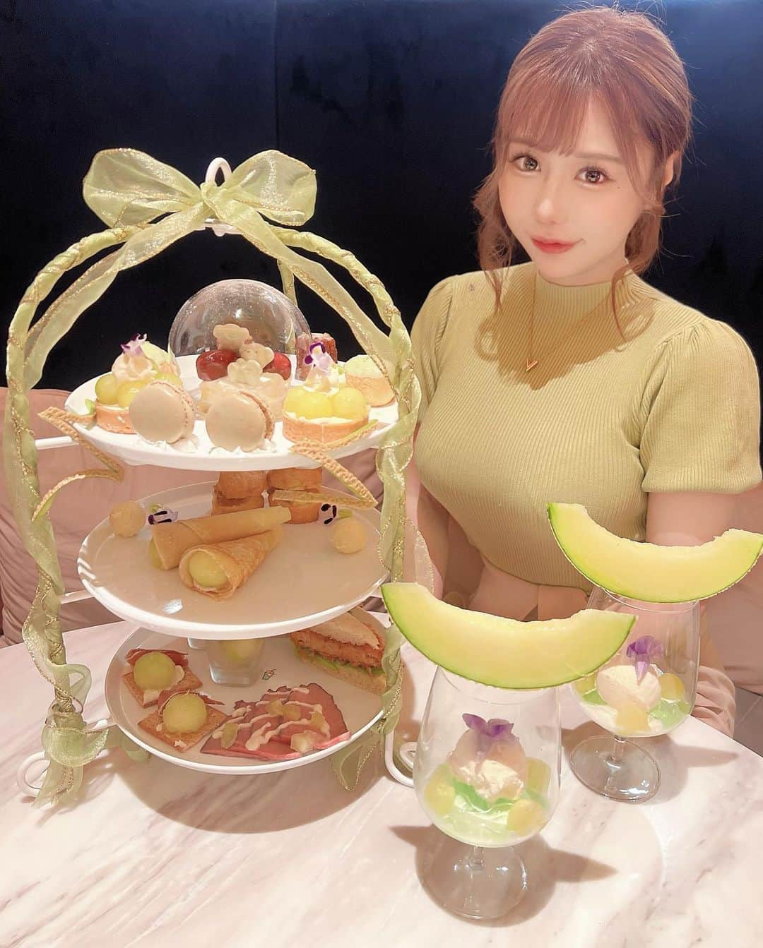 森カノンのインスタグラム：「🥩🍰🧁 渋谷駅すぐの東急プラザ5Fにある@pepperparlor で 静岡県産マスクメロンのアフタヌーンティー🍈💚  駅チカで便利だしスイーツもどれも美味しくて 大好きなメロン堪能できて幸せっっ！！！✨  ------------------------------------  🤖Pepper PARLOR   📍 東京都渋谷区道玄坂1-2-3 東急プラザ渋谷 5F  ------------------------------------ PR #ローストビーフ食べ放題 #スイーツビュッフェ #渋谷ディナー #肉が好き #黒毛和牛食べ放題 #渋谷食べ放題 #pepperparlor #渋谷女子会 #ヌン活 #アフタヌーンティ #渋谷グルメ巡り #渋谷スイーツ #推し活 #メロン #pepperparlor #渋谷女子会」