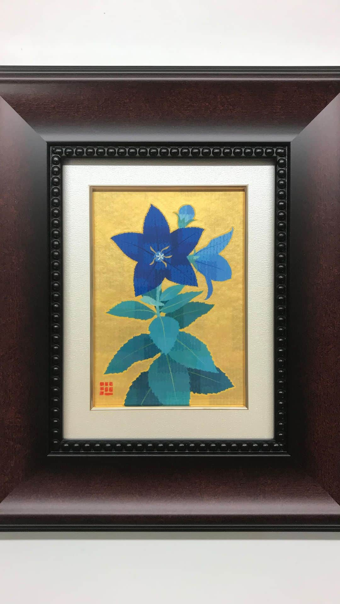 藤谷壮仁郎のインスタグラム：「chinese bellflower painting mixed media art ・ミクストメディア（ジークレー版画に手描きで金色を彩色） ・ ・ ・ @soujirou_art  #桔梗 #キキョウ #花 #絵画 #美術 #芸術 #アート #ミクストメディア #金彩 #額装 #アートのある暮らし #アート好きな人と繋がりたい #藤谷壮仁郎  #nature #chinesebellflower #art #artist #painter #painting #picture #illustration #flowerart #mixedmedia #mixedmediaart #artwork #instaart #soujirou」