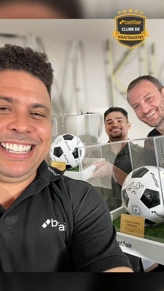 ロナウドのインスタグラム：「Um DIA INTEIRO de resenha com o RONALDO na casa dele!!  (é isso mesmo que você leu 😲😲)  Levamos Gregor e Ricardo, dois membros do Betfair Clube de Vantagens, para uma experiência ÚNICA com o Fenômeno!  Com Betfair o jogo é outro, não é mesmo?! 😎🏆  @ricoliotto l7gregor」