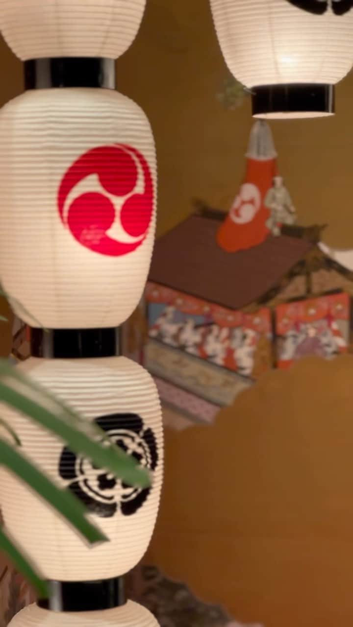 THE WESTIN KYOTO ウェスティン都ホテル京都のインスタグラム：「明日からいよいよ7月。京都では、祇園祭の準備が本格的に始まります。 四条周辺では祭囃子の練習の音が聴こえ、日々神事の無事を祈願した行事がとり行われます。 ホテルのロビーも祇園祭の装飾になり、京都の夏を盛り上げてまいります。  Tomorrow is finally July. In Kyoto, preparations for the Gion Festival will begin in earnest. The sounds of festival music rehearsals can be heard in the Shijo area, and daily events are being held to pray for the safety of the rituals. The lobby of the hotel will also be decorated for the Gion Festival to bring the summer in Kyoto to life.  #祇園祭　#京都　#夏の京都 #ホテルロビー  #京都旅行 #ウェスティン都ホテル京都 #westinmiyakokyoto  #gionfestival #kyoto #kyototrip」