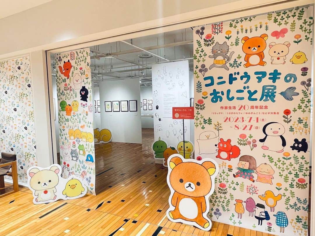 コンドウアキのインスタグラム：「いよいよ明日7/1より「コンドウアキのおしごと展」が、渋谷PARCOの「ほぼ日曜日」にて開催されます。 期間は7/1〜8/27です✨  今回はほぼ日さん主催ということで、生活のたのしみ展キャラクターの『ほぼトリドリ』グッズも並びます。  もちろんパンダグッズもありますヨ！  そしてゆめぎんこうをイメージしたドリンクを出していただけるもぐぺんカフェもお目見え！ ドリンクは3種類ございます。 (お写真MOEさんにご提供いただきました✨)  かわいい3種のチケットは、名久井直子さんのアイディアで、なんとステッカーになっています。 よっ！天才デザイナー！！！  蒸し暑く、天候の安定しない日々が続きますが、夏休みのお供に、お近くにいらした際に、ぜひ遊びにきていただけますとうれしいです✨」