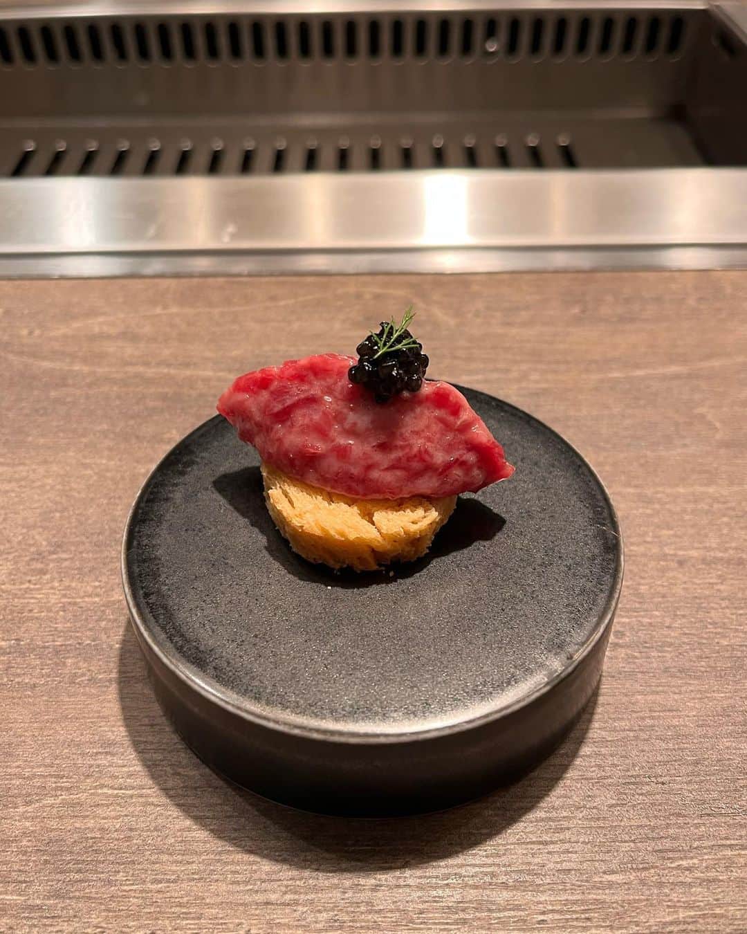 田久保夏鈴さんのインスタグラム写真 - (田久保夏鈴Instagram)「だいっっすきなUSHIGORO S.SINJUKUに、だいっっすきなみんなと🍖♡ もう、何食べても本当に美味しいんだよな、、写真のお肉が美味しそうすぎてこの投稿作ってるだけでお腹空いてきた（笑）ご飯が美味しいのはもちろん、個室だから気を抜いてゆったりした時間を過ごせるので贅沢したい時に本気でおすすめしたい！！  最後はサプライズでうしごろさんからケーキのプレゼントが！🎂🩷 本当にありがとうございます😭🙏  また何かのタイミングかご褒美で行きたいな〜🫶🏼🍖🍖」6月30日 21時42分 - kar_insta_gram