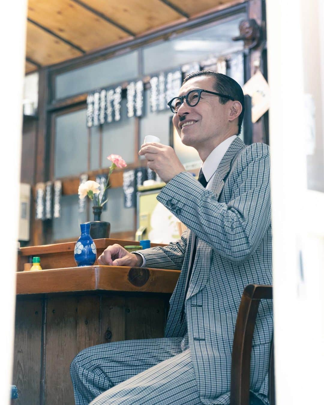 岩井ジョニ男さんのインスタグラム写真 - (岩井ジョニ男Instagram)「カーネーションは女将へのプレゼント  #岩井ジョニ男 #ジョニ男 #ジョニスタグラム #jonistagram #イワイガワ #浅井企画 #サラリーマン #whitecollarwork #ninetofiver #東京 #荻窪 #猫ちゃんになっちゃうよ #km01 #vintage_gentry  #ビンテージオーダースーツジェントリー  #instagram  #instagood  #model #cool #cooljapan」6月30日 21時42分 - iwaigawa_jonio_iwai