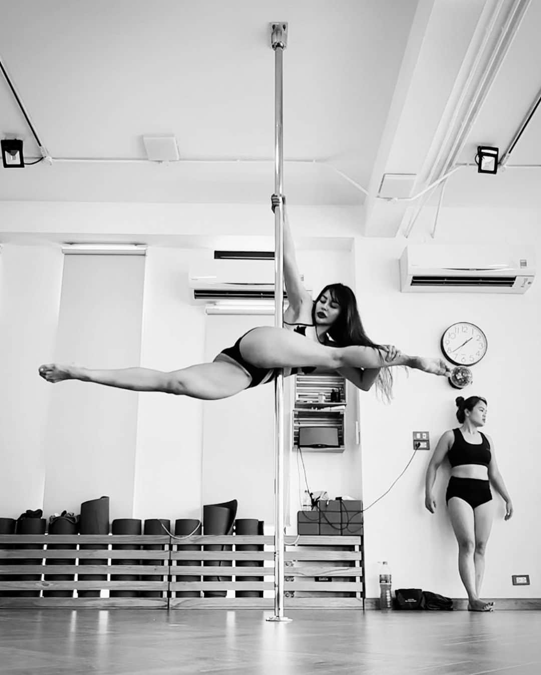 April Imanさんのインスタグラム写真 - (April ImanInstagram)「Learned a new type of splits on the pole and now I can’t stop doing it! Love love love doing the splits!😍❤️‍🔥🥰 . . . . #apriliman #poledance #poler #poledancer #poletrick #polewear #polefitness #strengthtraining #strongwomen #staystrong #flexibilitytraining #flexibilty #dancer #pdsplits #pdtricks #pdflow #poleflow #poledancelife #hanoipolemania #pdsplit #splits #frontsplits #blackandwhitephotography」6月30日 21時45分 - april_iman