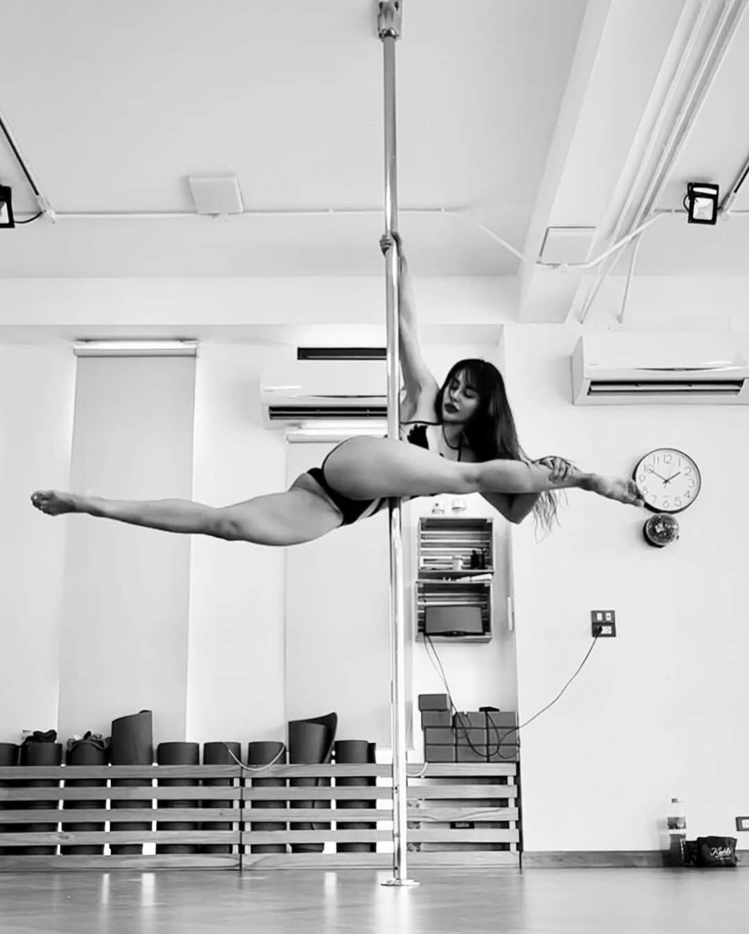 April Imanさんのインスタグラム写真 - (April ImanInstagram)「Learned a new type of splits on the pole and now I can’t stop doing it! Love love love doing the splits!😍❤️‍🔥🥰 . . . . #apriliman #poledance #poler #poledancer #poletrick #polewear #polefitness #strengthtraining #strongwomen #staystrong #flexibilitytraining #flexibilty #dancer #pdsplits #pdtricks #pdflow #poleflow #poledancelife #hanoipolemania #pdsplit #splits #frontsplits #blackandwhitephotography」6月30日 21時45分 - april_iman