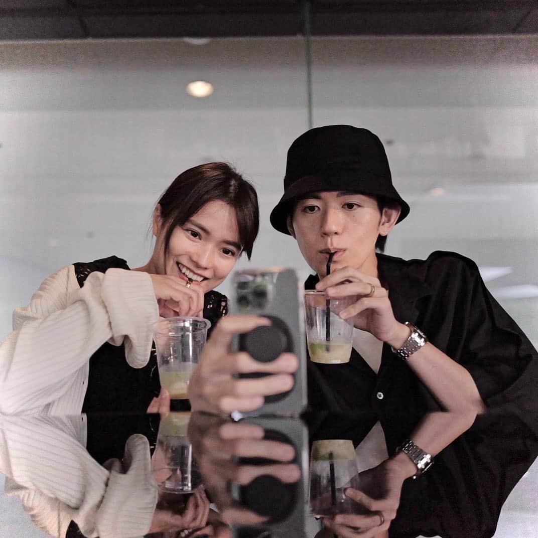 酒匂彩名のインスタグラム：「: レモネード飲みながらパシャリ📸🖤 : #家族写真　#夫婦　 #諸々相談会」