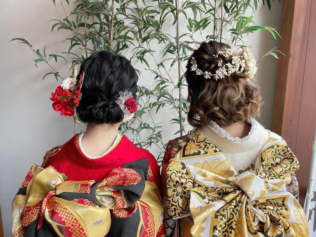 京都ヘアセット&着付け専門サロン夢館(ゆめやかた) さんのインスタグラム写真 - (京都ヘアセット&着付け専門サロン夢館(ゆめやかた) Instagram)「こんにちは、夢館です♪  先日のお客様のお写真です お友達同士で成人式の後撮りでご来店されました🥰  ギブソンタックとハーフアップにされました  どちらも可愛い💕  夢館では前撮りでのヘアメイクや着付け、撮影はもちろん、ヘアセットのみのご予約も承っております。ぜひご相談ください🫶  🌱ご予約はTOPのURLから🌱  #着物レンタル夢館 #夢館 #セットサロン #京都セットサロン #京都レンタル着物 #レンタル着物 #京都ヘアセット #ヘアセット #前撮りヘア #前撮り #後撮り #ギブソンタック #ハーフアップ #成人式ヘア #成人式前撮り撮影 #ドレスヘア #和装ヘア #成人式後撮り」6月30日 21時46分 - yumeyakatabeauty