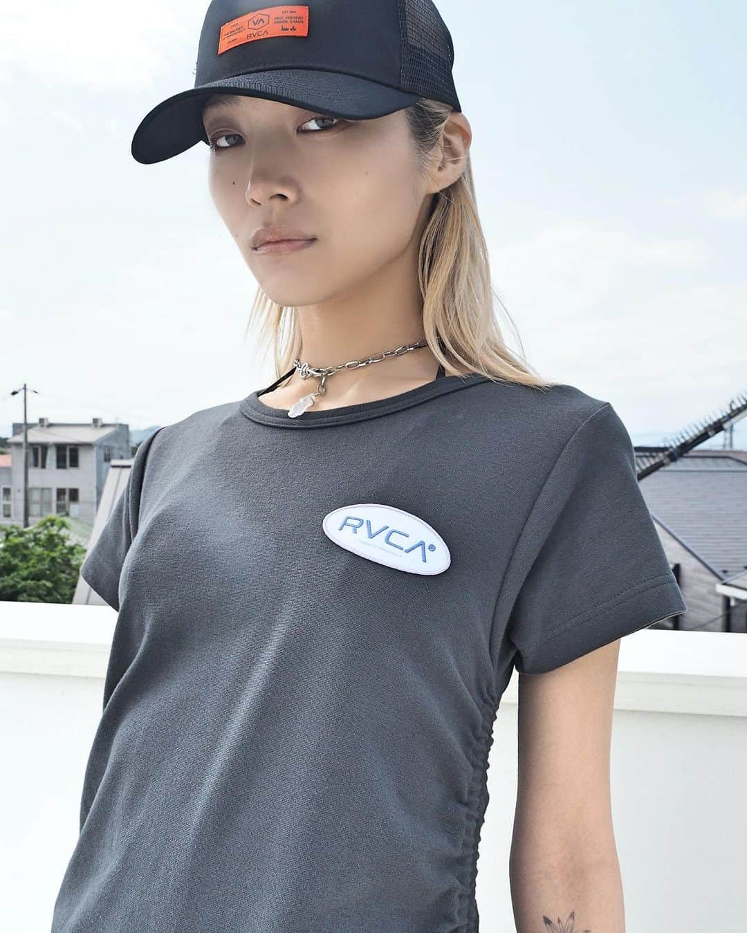 RVCA Japanさんのインスタグラム写真 - (RVCA JapanInstagram)「リラックス感がありながらも、程よくボディラインに沿った女性らしいシルエットのワンピース。サイドコードで好みのフォルムにも調整可能です。 // #rvca #rvcajapan #balanceofopposites #rvca2023sscollection」6月30日 21時48分 - rvcajapan