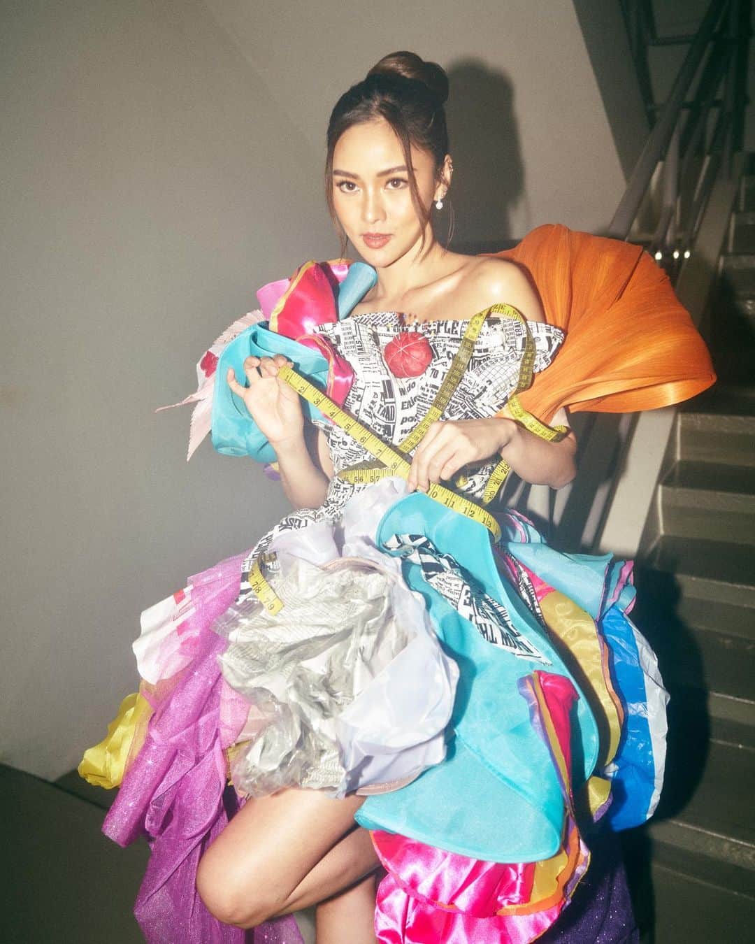 Kim Chiuさんのインスタグラム写真 - (Kim ChiuInstagram)「#FITCHECK 💯✔️🥰 #UKAYQUEEN 👑👗🧵🪡 Thank you @dreamscapeph @deo_endrinal for the beautiful event lastnight and most especially for this beautiful project.🙏🏻🥹 @primevideoph July6 na!💙  Super duper love my outfit for FITCHECK CONFESSIONS OF AN UKAY QUEEN watch party!🥰 As Melanie Dela Cruz my character, sustainability and savvy design sensibility in the show, designer of this dress @ehrranmontoya used recycled scrap materials that were reworked and repurposed to make this couture dress. 💚🧡🤎❤️ All the scrap elements were purposefully and strategically incorporated in the design. 💯 Thank you to the entire design team of Ehrran Montoya and @adrianneconcept, and @missvince_ for pouring creativity and passion into this showstopping dress. ⭐️🥹   Thank you @jakegalvez @iammjrone ❤️ 📸: @niko.gonzales @magicliwanag」6月30日 21時48分 - chinitaprincess
