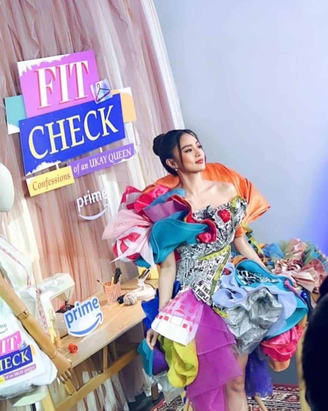 Kim Chiuさんのインスタグラム写真 - (Kim ChiuInstagram)「#FITCHECK 💯✔️🥰 #UKAYQUEEN 👑👗🧵🪡 Thank you @dreamscapeph @deo_endrinal for the beautiful event lastnight and most especially for this beautiful project.🙏🏻🥹 @primevideoph July6 na!💙  Super duper love my outfit for FITCHECK CONFESSIONS OF AN UKAY QUEEN watch party!🥰 As Melanie Dela Cruz my character, sustainability and savvy design sensibility in the show, designer of this dress @ehrranmontoya used recycled scrap materials that were reworked and repurposed to make this couture dress. 💚🧡🤎❤️ All the scrap elements were purposefully and strategically incorporated in the design. 💯 Thank you to the entire design team of Ehrran Montoya and @adrianneconcept, and @missvince_ for pouring creativity and passion into this showstopping dress. ⭐️🥹   Thank you @jakegalvez @iammjrone ❤️ 📸: @niko.gonzales @magicliwanag」6月30日 21時48分 - chinitaprincess