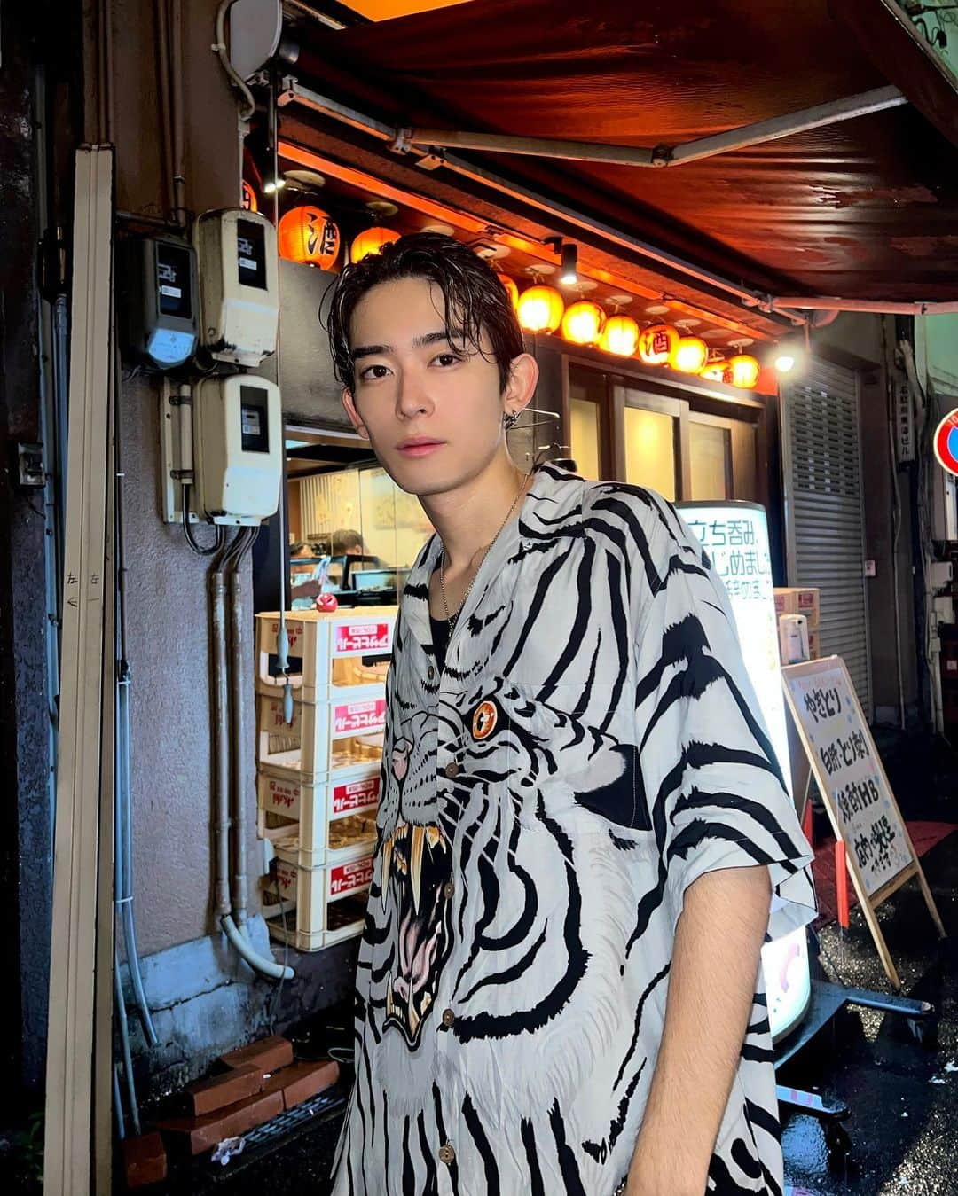 鈴村梨公のインスタグラム：「WACKO MARIA.22SS.  夜+フラッシュで死ぬほど映え。  #wackomaria #22ss #美容師 #名古屋　  #メンズサロン #goald #fashion #美容学生 #パーマ #パーマスタイル #goald #ヘアセット #メンズファッション #メンズパーマ  #kinggnu #ツイストスパイラル #ツイストパーマ #ケアパーマ#ツイスパ#センターパートヘア#ツイストスパイラルパーマ #ミディアムウルフ#センターパートウルフ#波巻きパーマ #波巻きスパイラル」