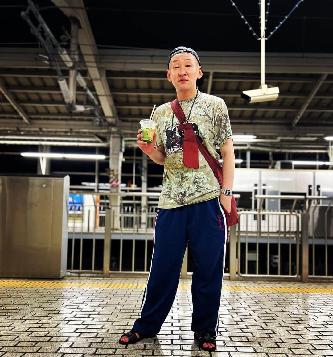 市川刺身さんのインスタグラム写真 - (市川刺身Instagram)「今日の服装。 京都の祇園花月に出させて頂く。  大好きなハラノムシで購入したゴミ溜めのシルクスクリーンが入ったTシャツ。 動きやすさ◎の最高円寺のジャージ。 十四才で購入したかぶりやすい帽子に黒の便所サンダル金のがま口にネルソンズの和田さんと岸さんに誕生日プレゼントで買って頂いたyorozuのバッグを襷掛け。 手にはダイヤモンド野澤さんにご馳走してもらったスタバの抹茶ティーラテのトール。  ビビって寝つけなかったなか朝イチの早起きをなんとか成功させて京都祇園花月の出番。 コントで10分出番。 何度来ても京都の街は大好きでテンション上がるもやる事あって写真撮れず。 大阪の同期のももが呼んでくれたライブ『レベル1』の終演時間が21時で帰りの新幹線が21時30分の大慌て飛び出しでなんとか間に合いホッとして京都に行ったというのに新幹線のホームでキャリーバッグに携帯を置いて自分で撮りました。 京都ありがとう。  #今日着た服 #ファッション #古着 #京都 #スタバ #ダイヤモンド #レベル1 #終電 #傘持ってない」6月30日 21時56分 - soitsudoitsu