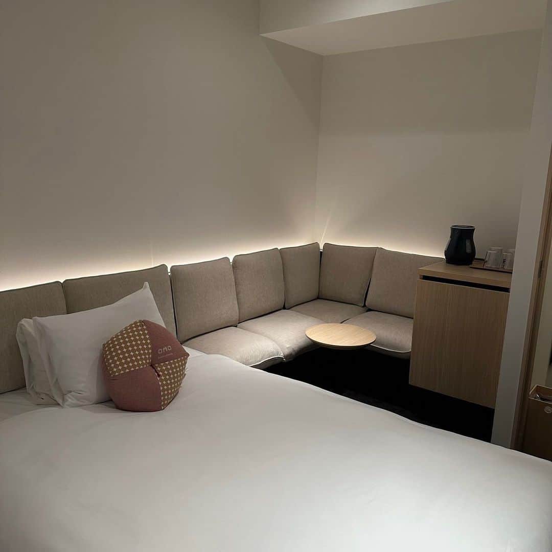 えいしさんのインスタグラム写真 - (えいしInstagram)「東京に行った時に【OMO3 東京赤坂 by星野リゾート】さんに泊まらさていただきました！ @omo_hotels とても綺麗で広々とした部屋に座れるスペースがあったので旅の疲れを癒してくれました！ #omo#omo3東京赤坂」6月30日 21時58分 - eishi_37