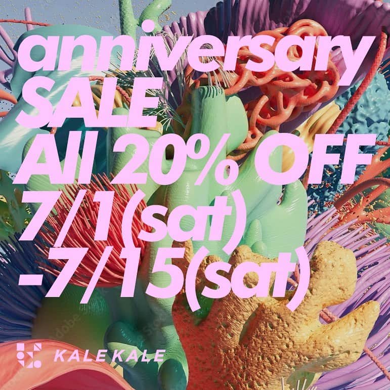 gallerieのインスタグラム：「.  🪻KALE KALE   anniversary SALE!!💐🌼 7/1(sat)-7/15(sat)  all 20%OFF  明日 7/1(土) 00:00〜START‼️  クーポンコード”KALEKALE1ST”で オンラインショップの商品全て20%OFF🩵 ※決済時必ずクーポン反映をご確認ください。  私達KALE KALEは 本当にみなさんのお陰様で１年間 発信し続けることができました🤍✨  感謝を込めて💗 一部を除き20%offにてお買い物頂けます。 くれぐれも、たくさんお買い物して楽しんでくださーい。 という想いではなく、 ・気になってたけど値段で悩んでいた方。 ・チャレンジしてみたかったけど１歩出なかった方。 ・ちょーど探してるものがあった方。 がこれからがより楽しくなるスパイス🧂になるきっかけになればと想っています🧸  この１年でたくさんの方と 直接お会いしたことがないのに お話したり、応援や共感の言葉をくださったり。 POPUPに足を運んでくださるお客様もいらっしゃり、 オンラインでは何度もリピートして 購入して下さるお客様もたくさんいて。 ファッションを通じてみなさんと繋がれて温かい居場所を頂いております✨  『Enjoy Impactions(不完全をたのしもう！)』をコンセプトに 昔ギャルマインドを持って時代を過ごした私達が、オトナになった今 「オトナが楽しい未来へ」 「ファッションという経験を通じて自分を楽しみ全ての人が楽しめる未来へ」 という想いを ギャルマインドの “ネガティブをおしゃれに楽しく変換するパワー” を使って叶えていきたい！！  と始めたKALE KALEですが、 みなさんにとってファッションでも 自分自身でも、今やこれからの社会や未来でも楽しみながら参加していく 「やっちゃおーぜー🤙🦸」 になっていたら、うれしーです❤️‍🔥  これからも私達KALE KALEと たくさんいろいろ話して繋がって下さい🙂 オトナを一緒に楽しんでいきましょー  ※7月新作分は対象外になります。 #kalekale #vintage #vintageshop #古着 #SALE」