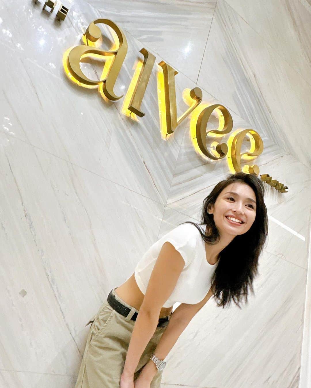 Kathryn Bernardoのインスタグラム：「#AiveeMoments  @bernardokath believes in taking care of her skin all while having fun with the Aivee HQ team! You can too 💪🏻  Here are her favorites:   ✅ AIVEE RENEW - Skin rejuvenation  ✅ AIVEE PROTEGE - Skin tightening and lifting ✅ AIVEE GENTLE LASER PORE - Improving skin texture and pore minimization  Have fun AND take care of your skin. Book an appointment now!  +639177283838 - Local Hotline +639614514572 - International Hotline +639692230499 - Whatsapp/Viber  Or you may call our branches at: 📍 A-INSTITUTE, BGC: +63917 521 0222 📍 FORT, BGC: +63920 966 5529 📍 MEGAMALL: +63917 871 9500 📍VERTIS NORTH: +63917 164 4170 📍 ALABANG: +63917 537 4200  #aivee #theaiveeclinic #aiveeclinic #aiveeday #aiveelove #aiveeleague #aiveegroup #glowingskin #clearskin #smoothskin #healthyskin #kath #kathyrnbernardo #bernardokath #kathniel #draivee #drzteo #reels #igreels」