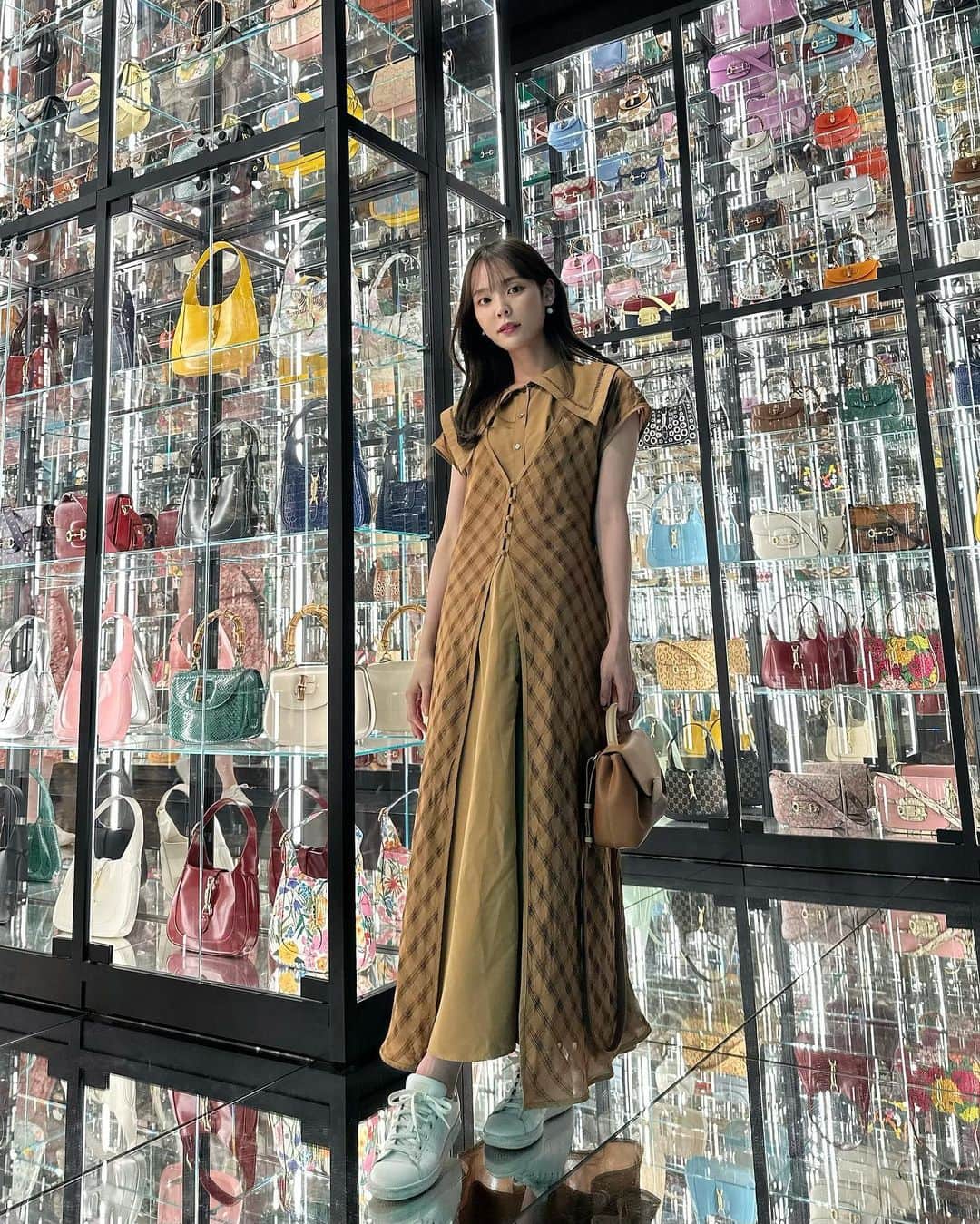磯田 ひかる(Hikaru Isoda) のインスタグラム：「こんばんは🫶 イタリア2都市目はフィレンツェへ🇮🇹  フィレンツェで開催されている #guccigarden に行ったり、ウフィツィ美術館を見に行きました🤍  予約していたドゥオーモが間違えてミラノの方をとっていたり、電動スクーター返却忘れて長時間課金されてたり、、 最後はローマへの移動で高速鉄道が大幅に遅れ、ひと駅前からタクシーに乗ろうとしたら大行列だったり...🥹  色々トラブルに見舞われたフィレンツェでした😹😹  【着用アイテム】 Dress @koh.style  Bag @polene_paris  Shoes @adidas   ------------------------------ picaru：162cm / 骨格ウェーブ 1st ブライトスプリング 2nd ブライトサマー  大人可愛いスタイルアップコーデ ヘアメイクを合わせた トータルスタイリングを提案🤍  不定期にストーリーで ファッションお悩み相談募集中🥰 ------------------------------  他の投稿を見る→【@picaruuu】」