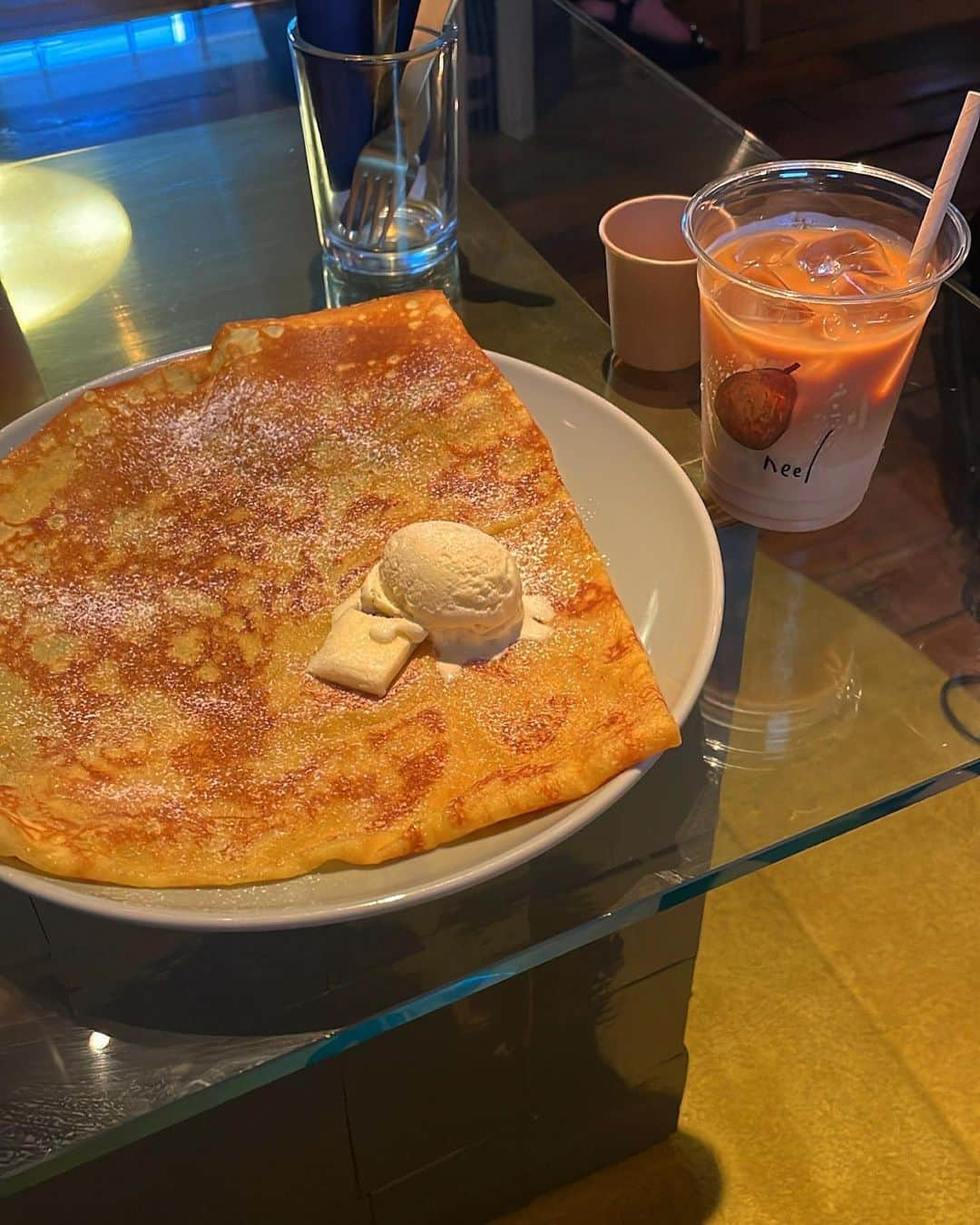 前田亜美さんのインスタグラム写真 - (前田亜美Instagram)「. なぁなととむとりえちゃんカレー🍛を食べに行った後に…  久しぶりにCafe巡りしたの。. . . この日暑すぎてずっとアイスラテ飲んでた…☕️笑  ラテ好きすぎるんだけど… 最近牛乳よりアーモンドミルクとオーツミルク派🤍. お家では豆乳でいつもラテ作ってるよ🫰🏻🥛☕️ .  . お酒も飲んだし友達と合流して美味しいご飯も食べました🥂𓈒𓏸︎︎︎︎. . さいこう充実日!!!   #カフェ  #カフェ巡り  #東京カフェ  #代官山カフェ  #中目黒カフェ」6月30日 22時02分 - ami___maeda0601