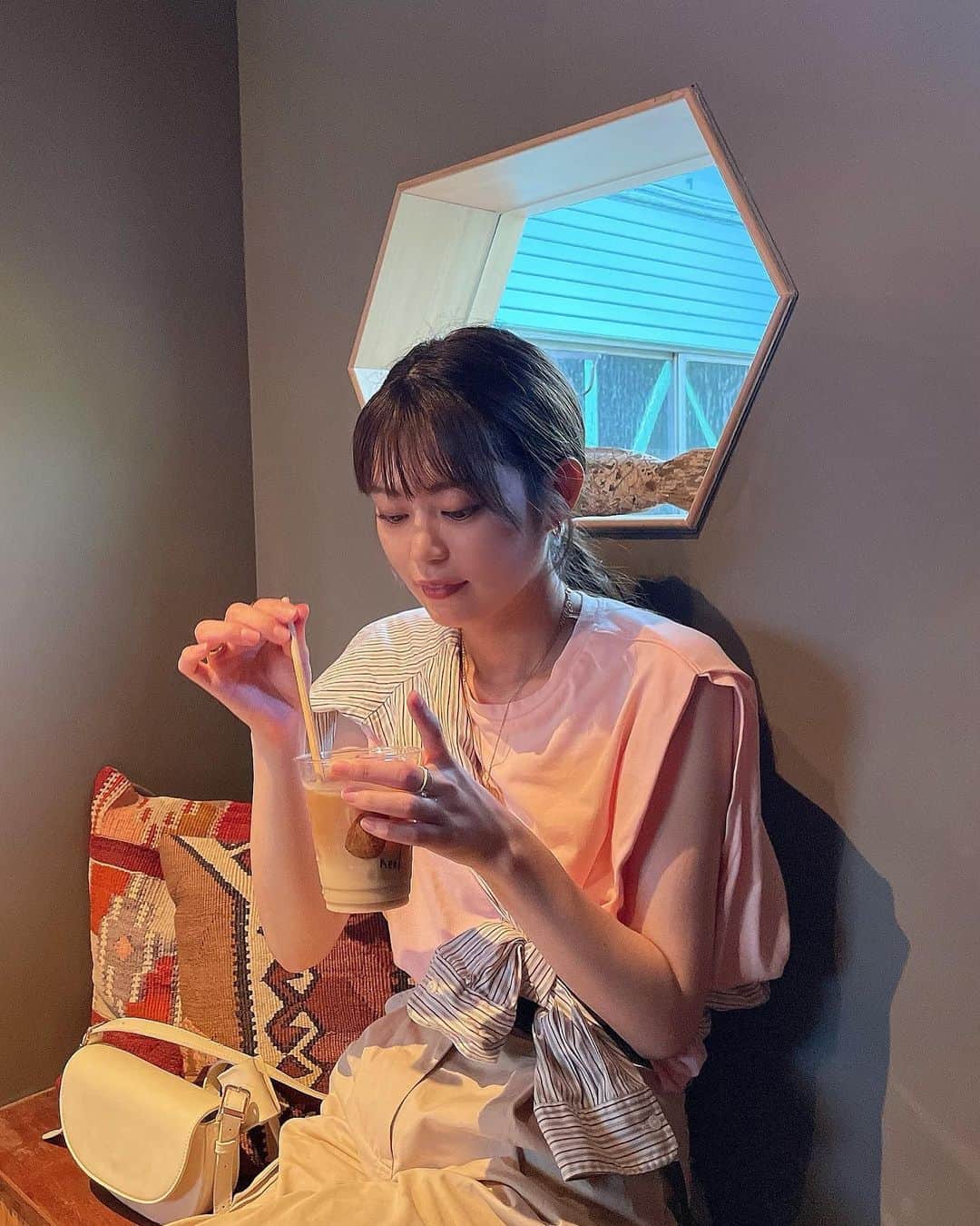 前田亜美のインスタグラム：「. なぁなととむとりえちゃんカレー🍛を食べに行った後に…  久しぶりにCafe巡りしたの。. . . この日暑すぎてずっとアイスラテ飲んでた…☕️笑  ラテ好きすぎるんだけど… 最近牛乳よりアーモンドミルクとオーツミルク派🤍. お家では豆乳でいつもラテ作ってるよ🫰🏻🥛☕️ .  . お酒も飲んだし友達と合流して美味しいご飯も食べました🥂𓈒𓏸︎︎︎︎. . さいこう充実日!!!   #カフェ  #カフェ巡り  #東京カフェ  #代官山カフェ  #中目黒カフェ」