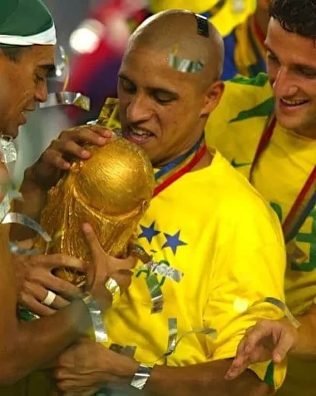 ロベルト・カルロス・ダ・シウバのインスタグラム：「🏆 21 anos dessa @fifaworldcup inesquecível!  🇧🇷 É um orgulho enorme ser PENTACAMPEÃO do mundo com essas lendas do futebol!」