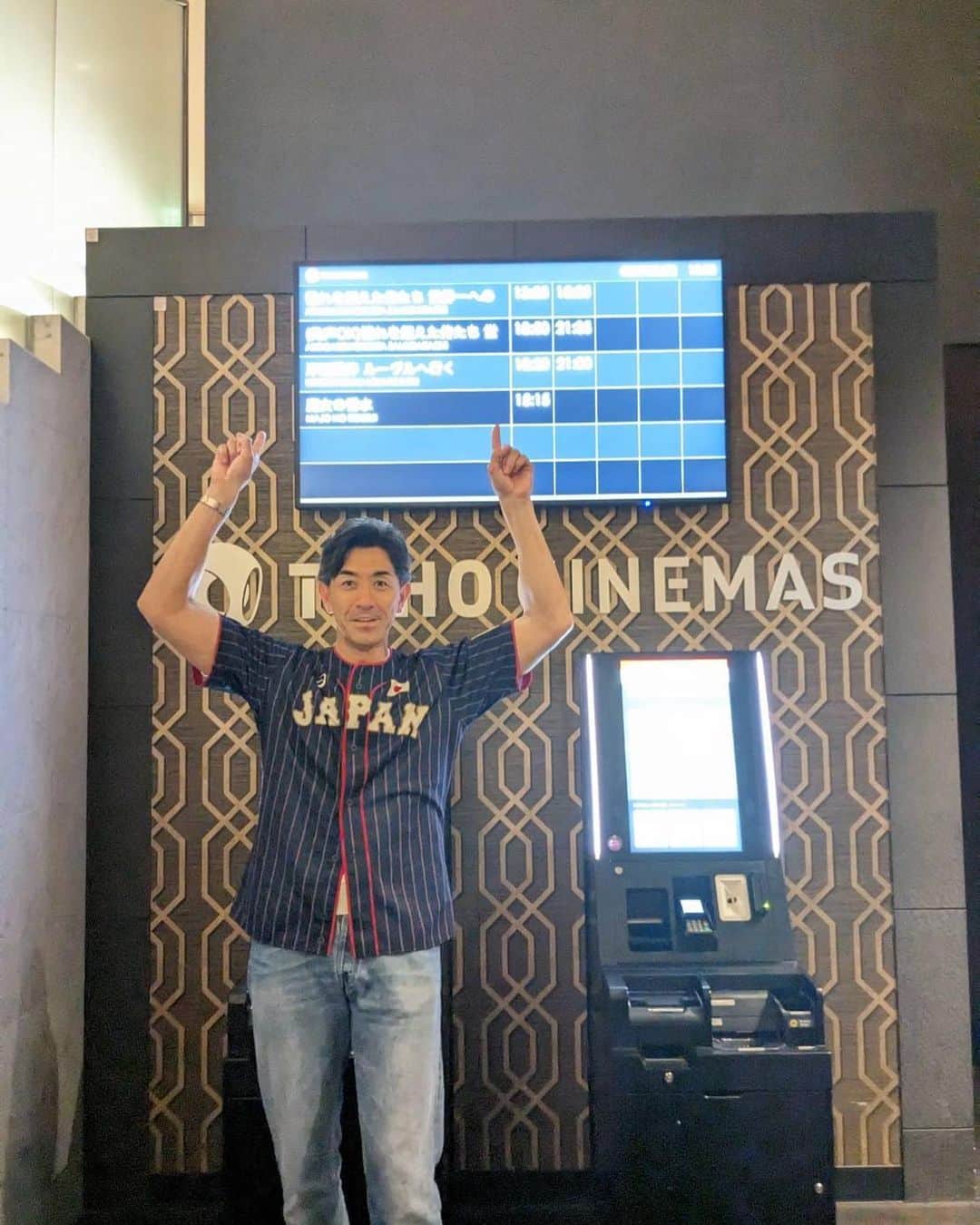 G.G.佐藤のインスタグラム：「憧れを超えた侍たちへ 映画館に行くのが少し憂鬱だった 優勝できていいな 活躍できていいな かっこよくていいなと嫉妬してしまいそうだったから でも結果は最高だった！ 野球って楽しいを思い出させてくれた 次は、憧れになれなかった侍も映画化して欲しい。」