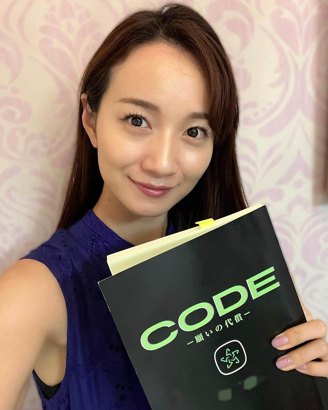 松原江里佳のインスタグラム：「🐣ドラマ出演のご案内🐣 「CODEー願いの代償ー」 日本テレビ系 7月期　日曜ドラマ 7月2日の初回放送に アナウンサー役として出演します🥳 ♡ ♡ ↓↓以下公式Instagramより↓↓ どんな願いも叶える謎のアプリ『CODE』 婚約者の死の真相を知るため一人の刑事がこのアプリに手を伸ばす―― 幾重にも重なる事件と欲望が渦を巻く、ノンストップ・クライム・サスペンス📱 ↑↑ ♡ ♡ 初めてのドラマ撮影は緊張の連続でしたが…私ができる精一杯を込めたので、ぜひご覧ください☺️ そして…1箇所ではありません…！！ 見つけてもらえるかな😉 ♡ ♡ 最終話まで お付き合いいただけると嬉しいです🎵 ♡ ♡ #坂口健太郎 さん #染谷将太 さん #松下奈緒 さん #堀田真由 さん #玉山鉄二 さん #CODE www.ytv.co.jp/code #スターダスト #フリーアナウンサー  #でこ #ドラマ #아나운서」