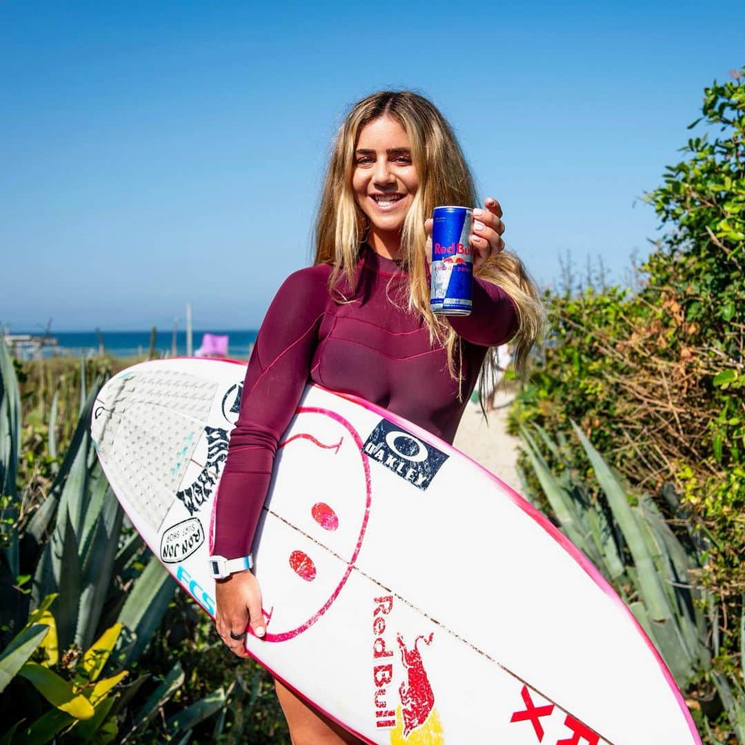 キャロライン・マークスのインスタグラム：「Charged up for a day of competition. I’ll be coming up in the Quarterfinals later today;) Tune in @wsl  @redbullsurfing 🔋 ✨」