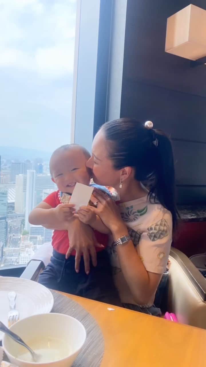 平山美香のインスタグラム：「ちょい前ですが、仲良し姉さんユミタンとlunch✨ 神戸の素敵なレストランは、まだまだベビ・キッズNGなところが多いから、withベビランチはホテルが優しくて落ち着く✨ ベビも素敵な空間で美味しい食事をするのは幸せそう❤️✨ たっくさんのメニューを少しずつ、シッカリ頂きました✨  #コンラッド大阪 #ホテルランチ #ホテルランチビュッフェ #子連れランチ #子連れランチ大阪」