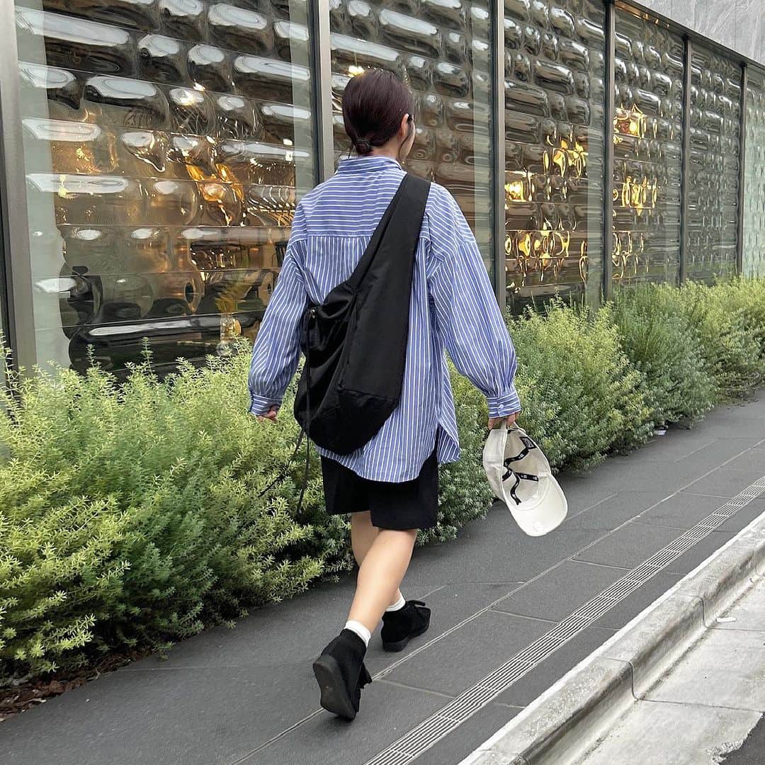 tarouのインスタグラム：「このコーデずっと人気だ😶🤍    ストライプシャツ長袖だから暑そうに見えるけど 腕まくりもするし、インナーにキャミソール着てるから 羽織りっぽくしても可愛い🫶🏻    tops： @classicalelf_official  pants： @freaksstore_official  bag： @irohani.official  cap： @newerajapan  shoes： @clarksoriginals      #夏コーデ #ゆるコーデ #夏服コーデ  #カジュアルコーデ #ストライプシャツ  #zozotown購入品 #メンズライク #ハーフパンツ  #低身長コーデ #154cmコーデ #骨格ストレート」