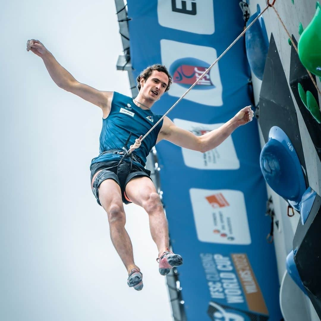 アダム・オンドラのインスタグラム：「Rather interesting qualification round here in Villars 🇨🇭 (Switzerland) in the fog and rain.  Despite humid conditions, the wall stayed dry (or at least not wet) ☝️ I could enjoy my climbing. Can't wait to climb tomorrow in hopefully better conditions. 1st place after qualification 🤜🤛  Check out the qualification results 👉 the link is in BIO  Pics by @pet.phot   #adamondra #AO #bouldering #boulderproblem #boulder #sportclimbing #climbingworldcup #ifsc #climbing #climbinglife #climbinginspiration #lezeni #sportovnilezeni  @mammut_swiss1862 @lasportivagram @euroholds @rohlik.cz  @mix.it @sensfoods  @hudysport @211_zpmvcr @horosvaz.cz @olympcsmv @ifsclimbing @mercedesbenz_autojihlava Cardion」