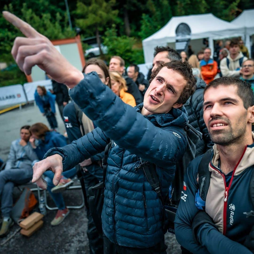 アダム・オンドラさんのインスタグラム写真 - (アダム・オンドラInstagram)「Rather interesting qualification round here in Villars 🇨🇭 (Switzerland) in the fog and rain.  Despite humid conditions, the wall stayed dry (or at least not wet) ☝️ I could enjoy my climbing. Can't wait to climb tomorrow in hopefully better conditions. 1st place after qualification 🤜🤛  Check out the qualification results 👉 the link is in BIO  Pics by @pet.phot   #adamondra #AO #bouldering #boulderproblem #boulder #sportclimbing #climbingworldcup #ifsc #climbing #climbinglife #climbinginspiration #lezeni #sportovnilezeni  @mammut_swiss1862 @lasportivagram @euroholds @rohlik.cz  @mix.it @sensfoods  @hudysport @211_zpmvcr @horosvaz.cz @olympcsmv @ifsclimbing @mercedesbenz_autojihlava Cardion」7月1日 3時42分 - adam.ondra