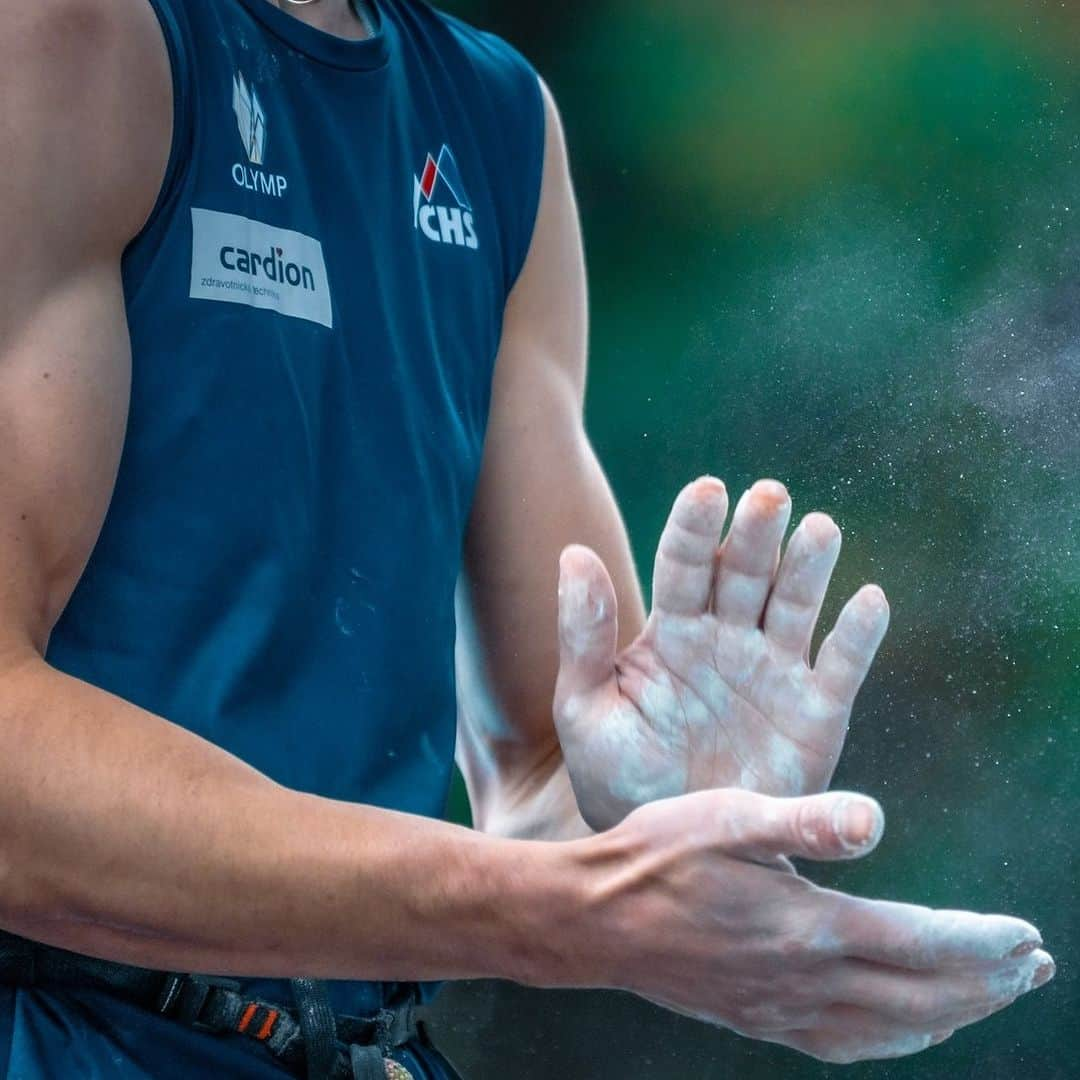 アダム・オンドラさんのインスタグラム写真 - (アダム・オンドラInstagram)「Rather interesting qualification round here in Villars 🇨🇭 (Switzerland) in the fog and rain.  Despite humid conditions, the wall stayed dry (or at least not wet) ☝️ I could enjoy my climbing. Can't wait to climb tomorrow in hopefully better conditions. 1st place after qualification 🤜🤛  Check out the qualification results 👉 the link is in BIO  Pics by @pet.phot   #adamondra #AO #bouldering #boulderproblem #boulder #sportclimbing #climbingworldcup #ifsc #climbing #climbinglife #climbinginspiration #lezeni #sportovnilezeni  @mammut_swiss1862 @lasportivagram @euroholds @rohlik.cz  @mix.it @sensfoods  @hudysport @211_zpmvcr @horosvaz.cz @olympcsmv @ifsclimbing @mercedesbenz_autojihlava Cardion」7月1日 3時42分 - adam.ondra