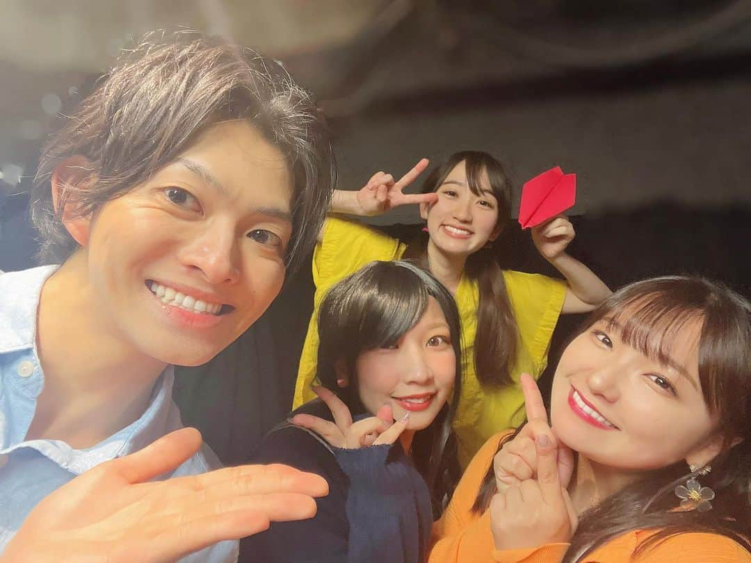 若松愛里さんのインスタグラム写真 - (若松愛里Instagram)「『Heyばあちゃん！テレビ点けて』 3日目！4.5公演目ありがとうございました✨  初めましてのお客様もリピーターのお客様も温かくて本当にありがたいです！！  マチネ公演はパパと凛ちゃんと演出はっちさんと前説させていただきました✨  見どころは見ていただけたかなー？？と思いながら、お願いごとを聞いてくれた皆さんなら見てくれたと信じてます😊  アフターイベントの相澤香純。さんの劇中歌を生歌披露も素敵でしたね✨  若松は朝のリハーサル段階で ダバダバのダバでした😢 歌詞と作品内容すり合わせたらイチコロでしたね！  観劇後のあの弾き語りはずるいですね🤧 耳が幸せでした✨  夜公演はダブルカーテンコールいただいて お話しさせていただきました🙇🏻‍♀️  突然のフリにまっしろで話してるうちに感極まってしまって、もっと用意したら良いこと言えたのに！！うっちーさん！！ってなりました…(瞬発力がほしいですね…ただ出た言葉はありのままの本心です！)  公演も折り返しましたが土日になって 初めて見るお客様も多いかと思いますので 大切にお届けしていきます✨  安心して観に来てくださいね😊  残すところ4公演。応援いただけますと幸いです🙇🏻‍♀️  今日の日替りハッシュタグ マチネ #Heyルパン ソワレ #Heyのびさたん  7/1(土)13:00/18:00 7/2(日)12:00/17:00  (上演時間は100分予定) 📍新宿スターフィールド  ありがたいことに 土日お昼公演はどちらも完売しております！！  夜回はまだ当日券がほんとにわずかですがA席だせるそうです！！  嬉しいご報告、、🥺 見たかったー、、見逃した、、がないように迷っている方はぜひです！！！  #舞台 #Bee #Pii #produce #vol #1 #Heyばあちゃん #新宿 #スター #フィールド #新宿スターフィールド #3日目 #ありがとう #ありがとうございました #小学生 #ランドセル #家族 #仲間 #ハートフル #コメディ #若松愛里」6月30日 22時11分 - wakamatsuairi_official