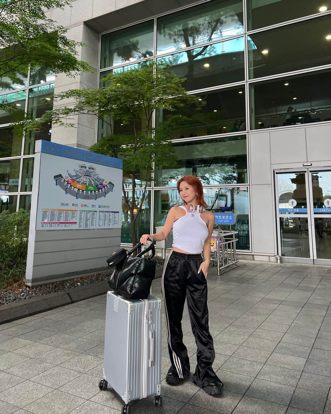 ヒロタナギサのインスタグラム：「_  韓国到着🇰🇷 もう真夏の空港スタイルです✌︎笑  最近ゲットしたバッグ @glamlipsofficial   パソコンもはいるサイズのバッグをずっと探してて 荷物重くなるの嫌いやから 軽くて大容量のバッグって思ってたら 巡り合った😮‍💨🩶✨  見た目めちゃしっかりしてるから 重そうに見えるんやけど軽くって、 持ち手がふわふわやから痛くならない！  パソコンもはいるサイズで 旅行にもしっかり持って来ました✈︎  #glamlips #グラムリップス」