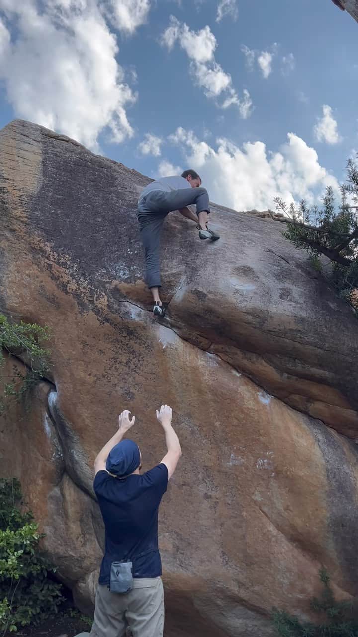 ポール・ロビンソンのインスタグラム：「Between the rain spells it’s been fun to check out a few boulders I hadn’t done on past trips! Here is a rad one called, “Strategic Balance,” 8A/V11. #bouldering video: @frank__decaro」