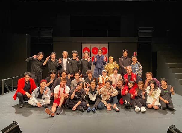 のインスタグラム：「舞台『SANADA Ⅺ』  6/9〜6/18までアンサンブルキャストとして出演させて頂きました！  キャストの皆さんは特撮のヒーローや声優さん、2.5次元俳優さんや、舞台俳優さん、劇団の皆様、大変ご活躍されている方々ばかりでした!! 特に特撮ファンの僕にとって皆さんとご一緒出来た日々は夢のような毎日でした。 今回が初舞台だった僕は右も左も分からない状態で稽古に参加させていただのでとにかく緊張でした... 初めての殺陣や演技の稽古で色々な課題ができたり僕自身の欠点ばかり見つかって自信がなくなりそうでした。 ですが脚本の方やキャストの皆さんが1から教えて下さり、駄目な所はご指摘いただき、長所を見つけて励ましてくれました。 そして本番...お客様が入った時の劇場の緊張感、出演者皆さんのパフォーマンスの更なるパワーアップ、千穐楽の感動、舞台本番の力って本当に凄い実感しました！全てが僕の良い経験となりました!出演者の皆様、スタッフの皆様、そして劇場にお越しいただいた皆様本当にありがとうございました!!」